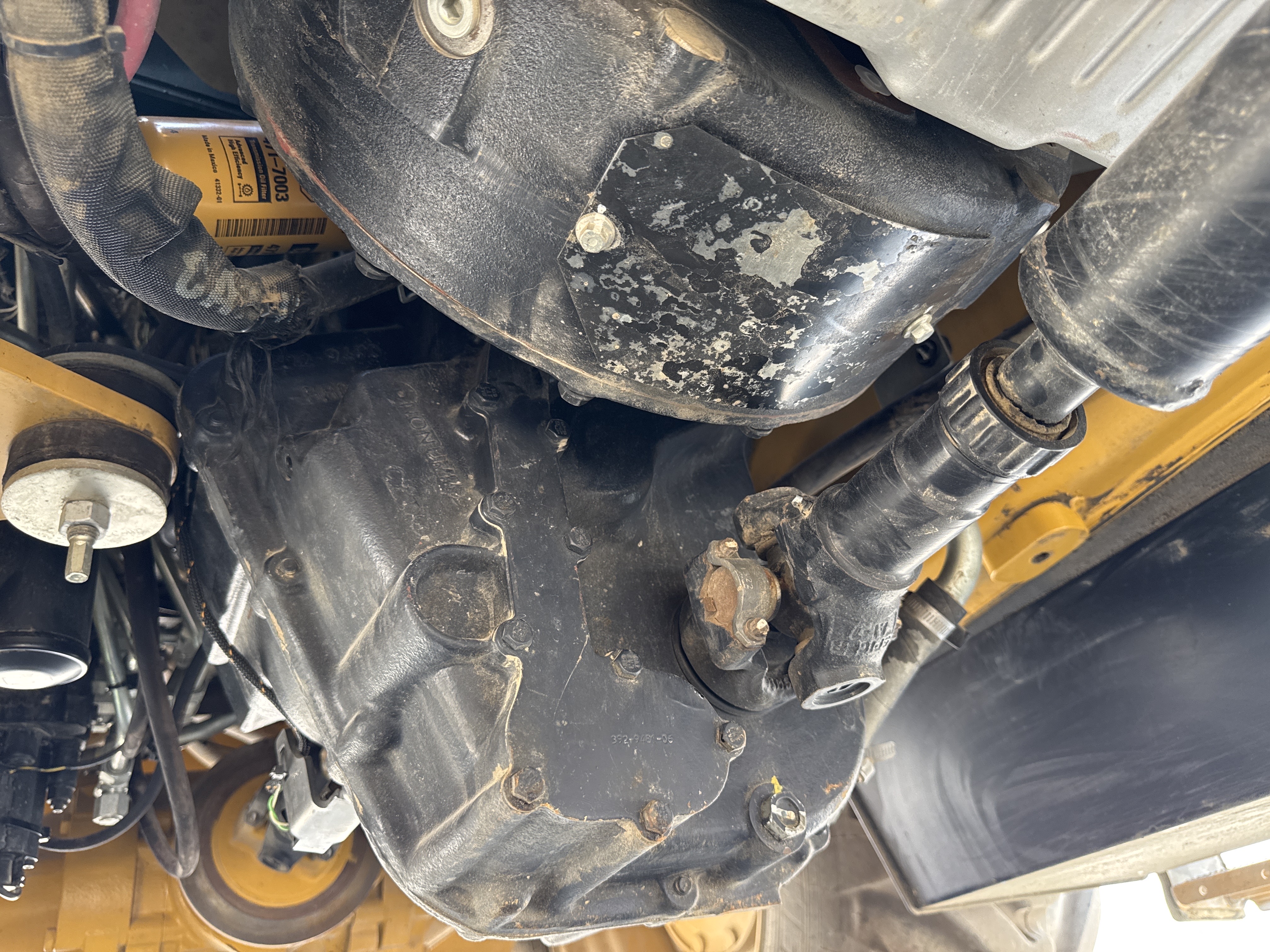BHL-002- Cat-428-backhoe-loader-inspection-drive-system-transmission-case-2