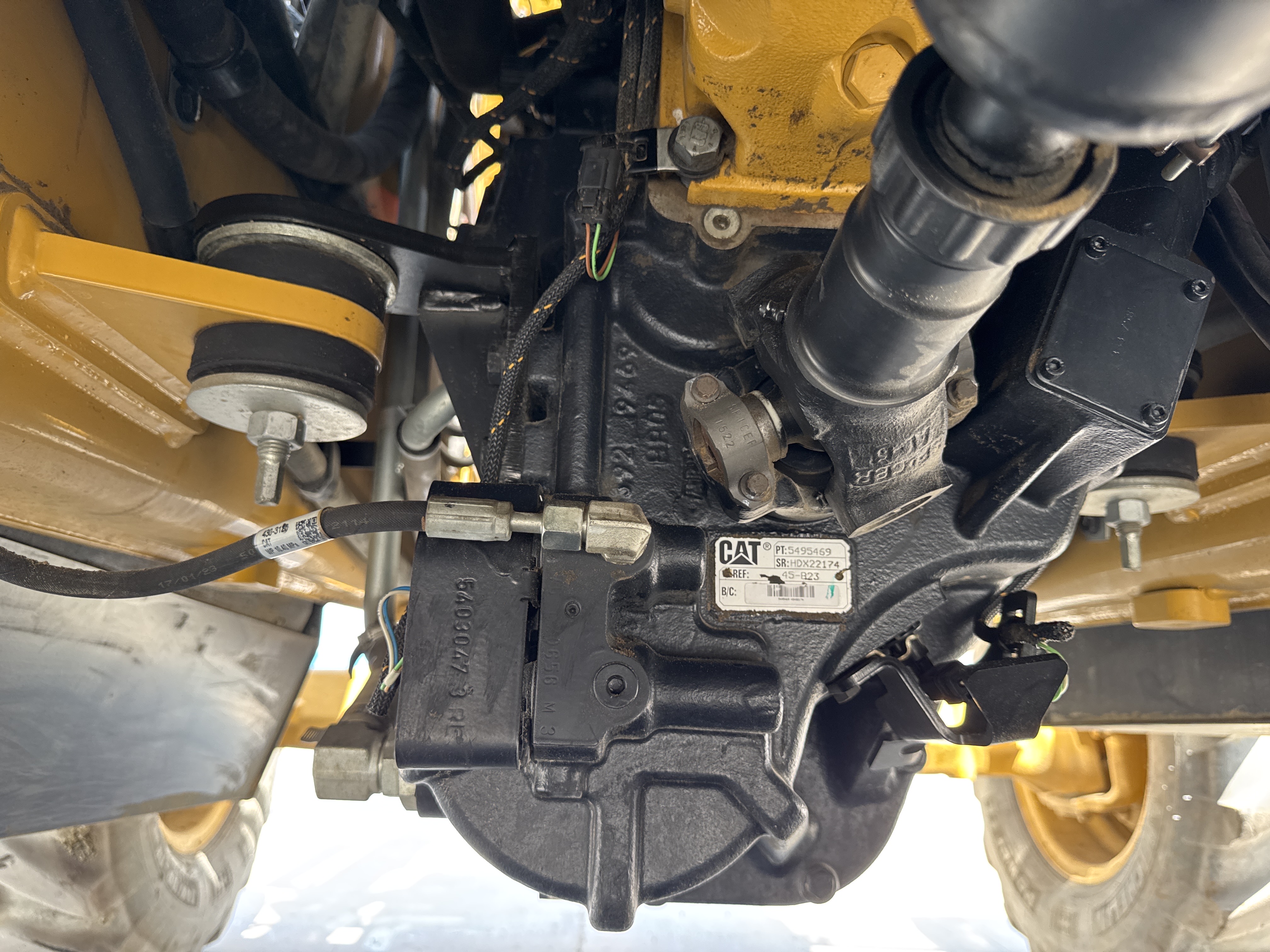 BHL-002- Cat-428-backhoe-loader-inspection-drive-system-transmission-case-4
