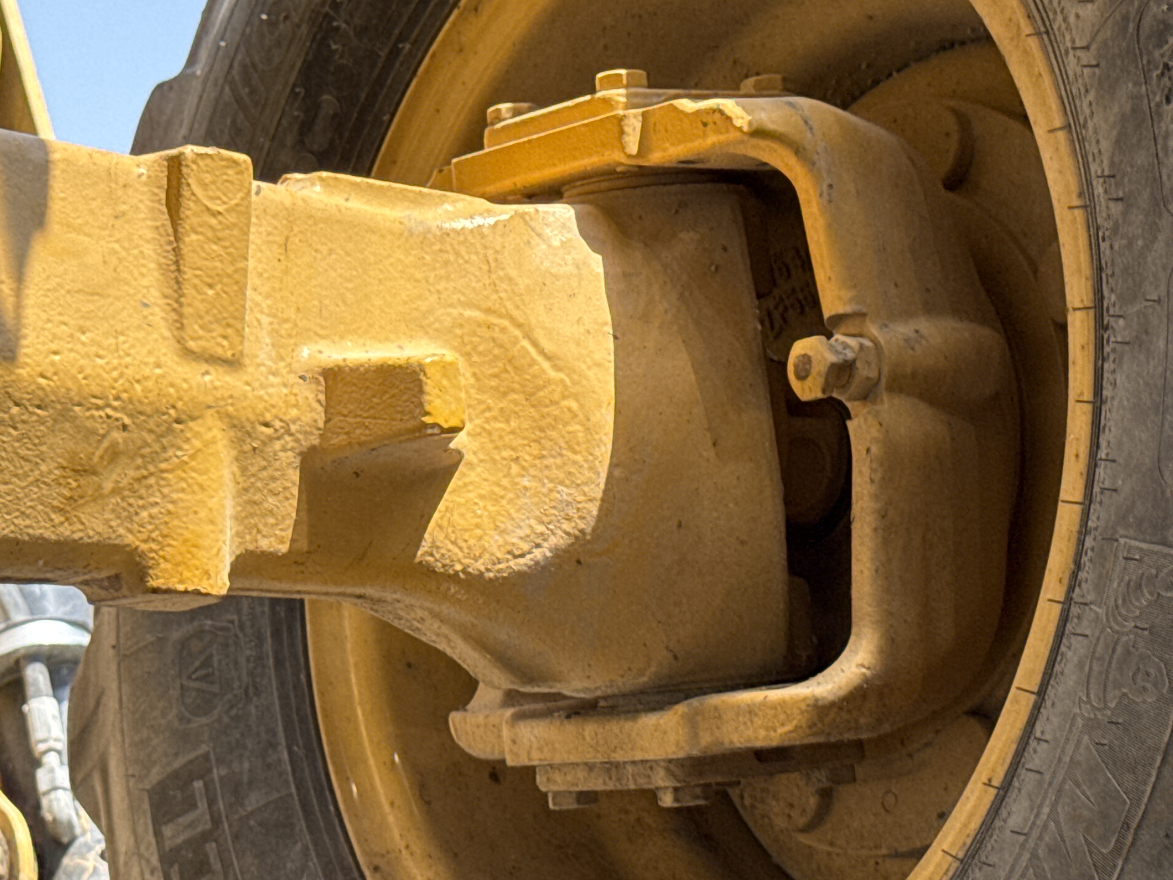 BHL-002- Cat-428-backhoe-loader-inspection-drive-system-axle-housing-2