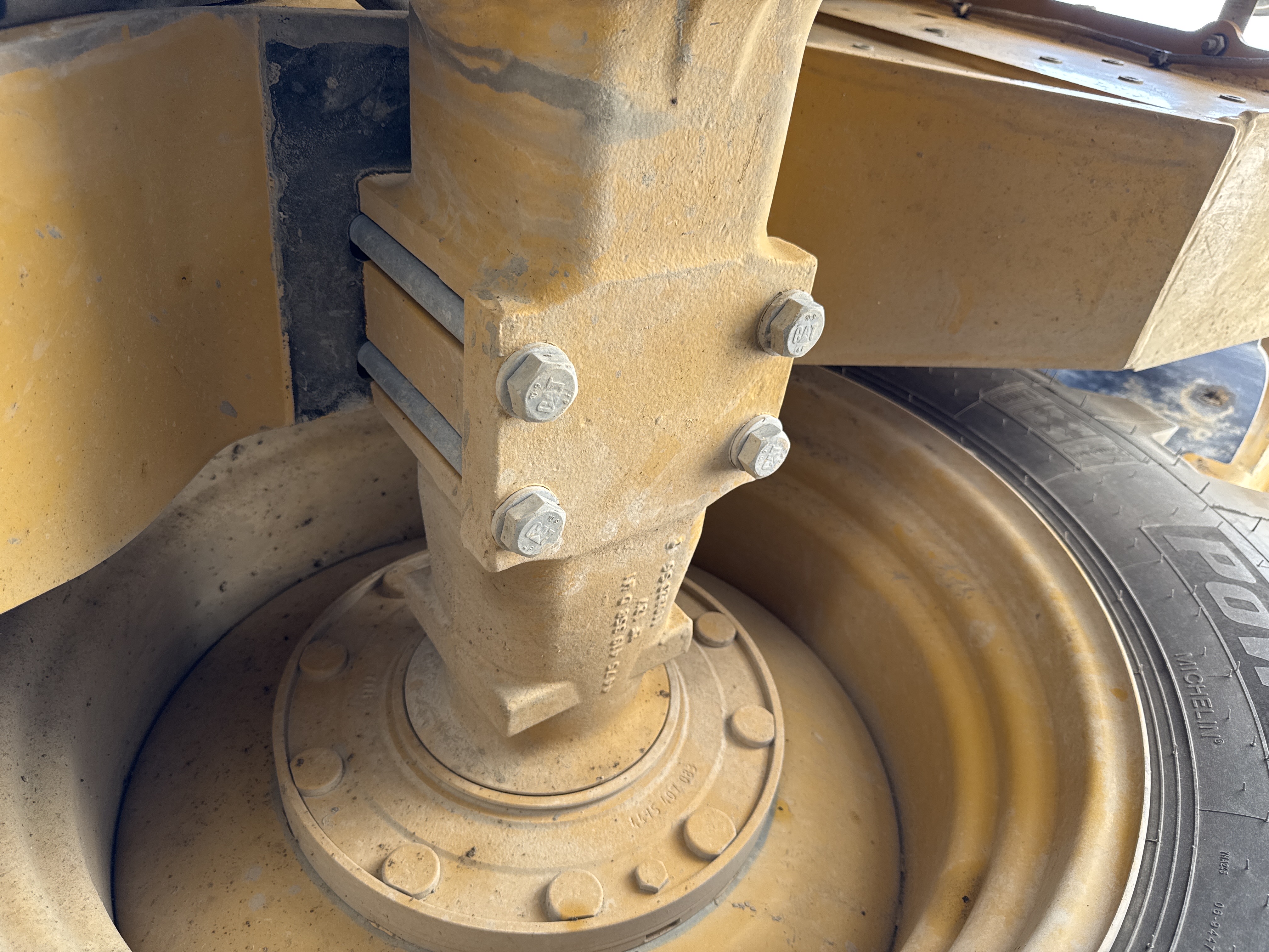 BHL-002- Cat-428-backhoe-loader-inspection-drive-system-axle-housing-4