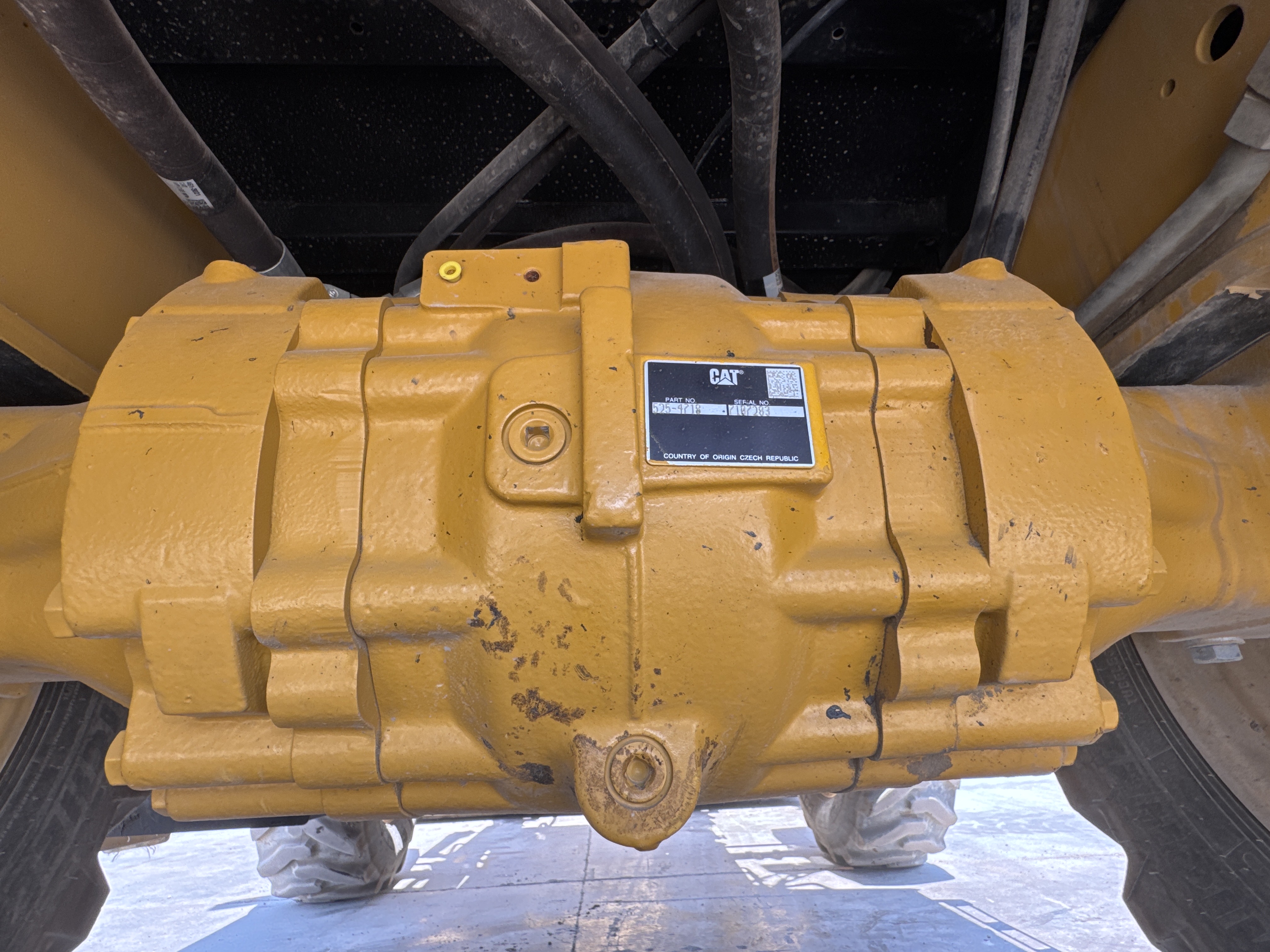 BHL-002- Cat-428-backhoe-loader-inspection-drive-system-axle-housing-5