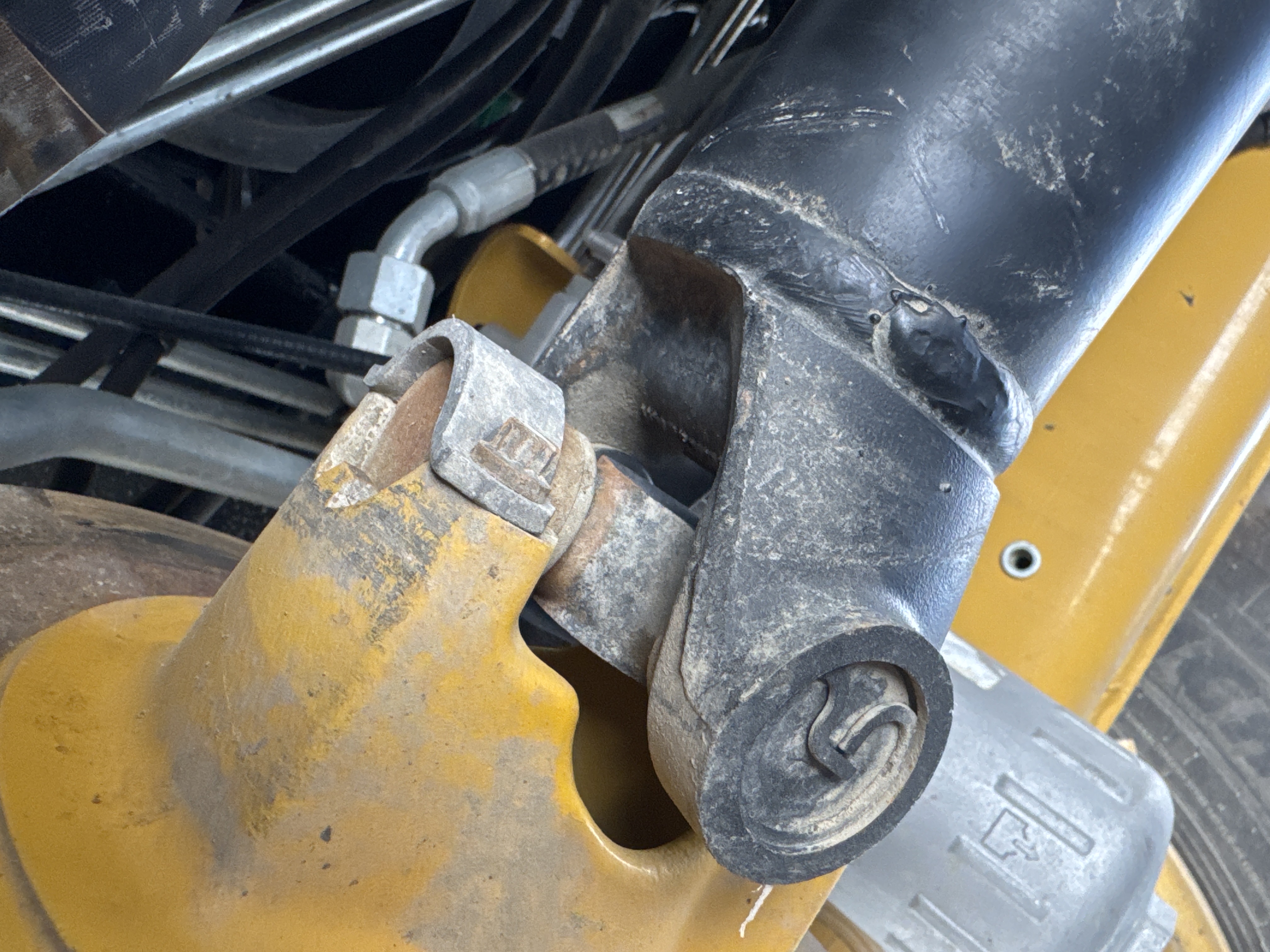 BHL-002- Cat-428-backhoe-loader-inspection-drive-system-propeller-shaft-2