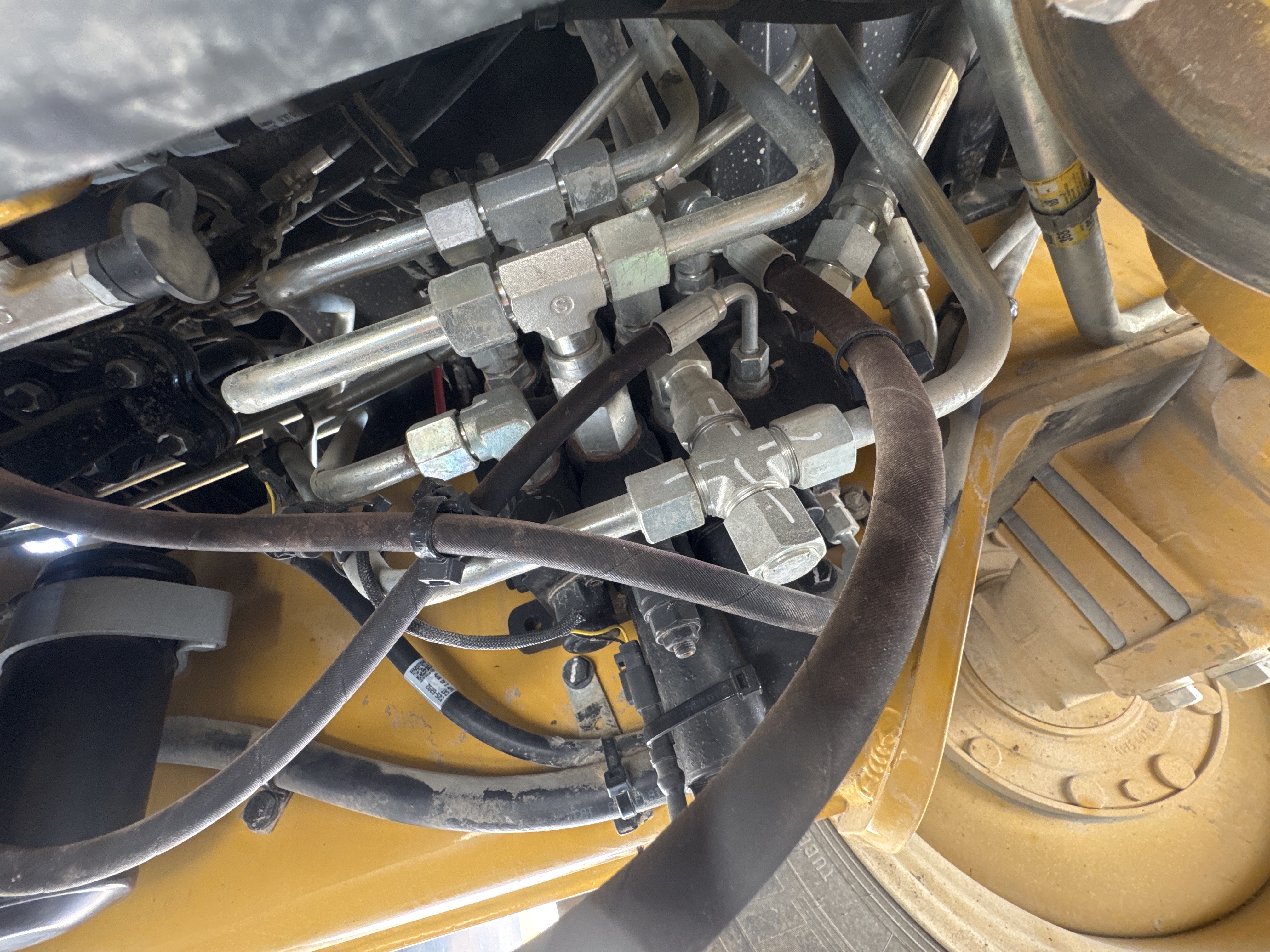 BHL-002- Cat-428-backhoe-loader-inspection-hydraulics-main-control-valve-(MCV)-1