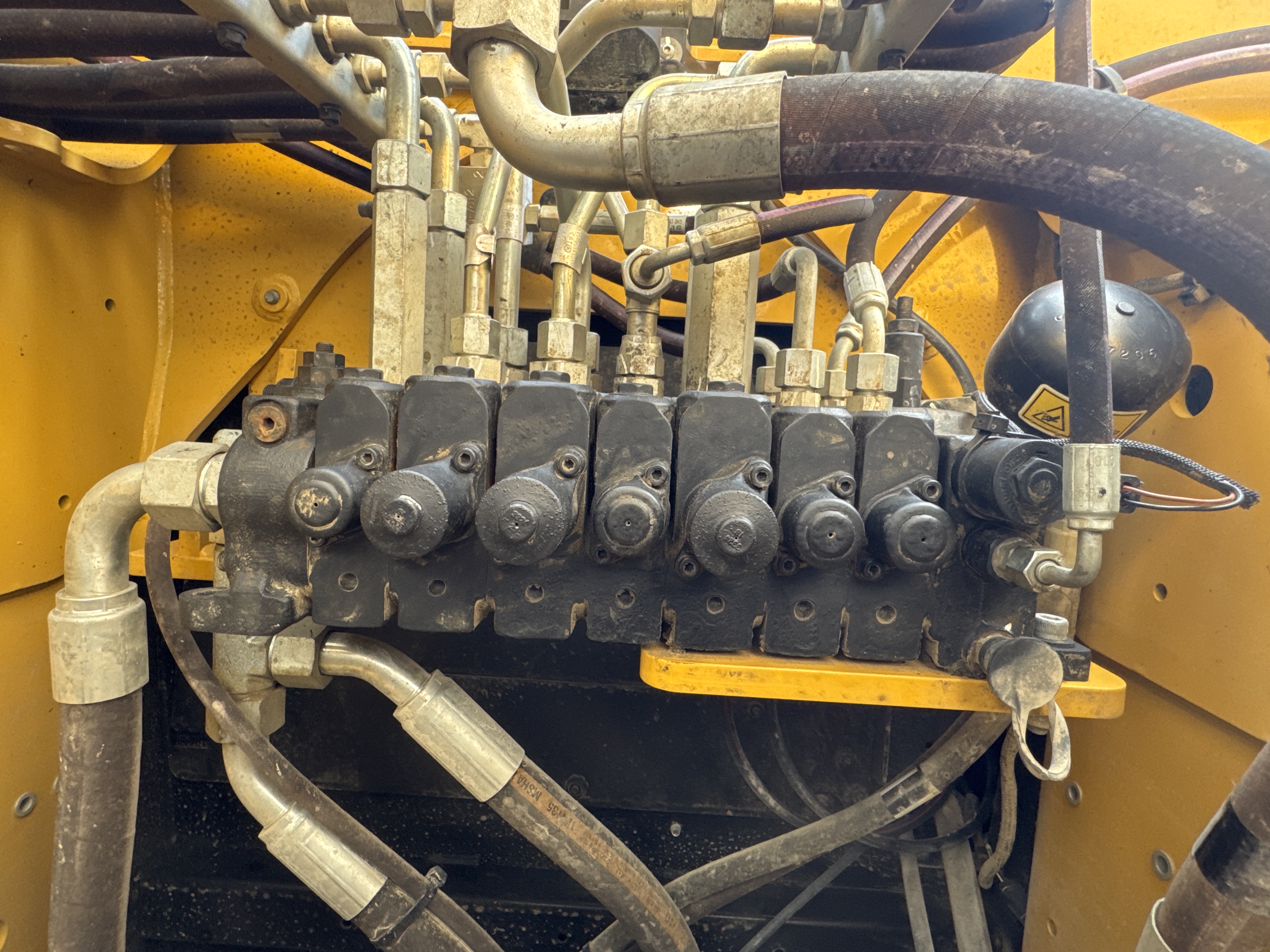 BHL-002- Cat-428-backhoe-loader-inspection-hydraulics-main-control-valve-(MCV)-3