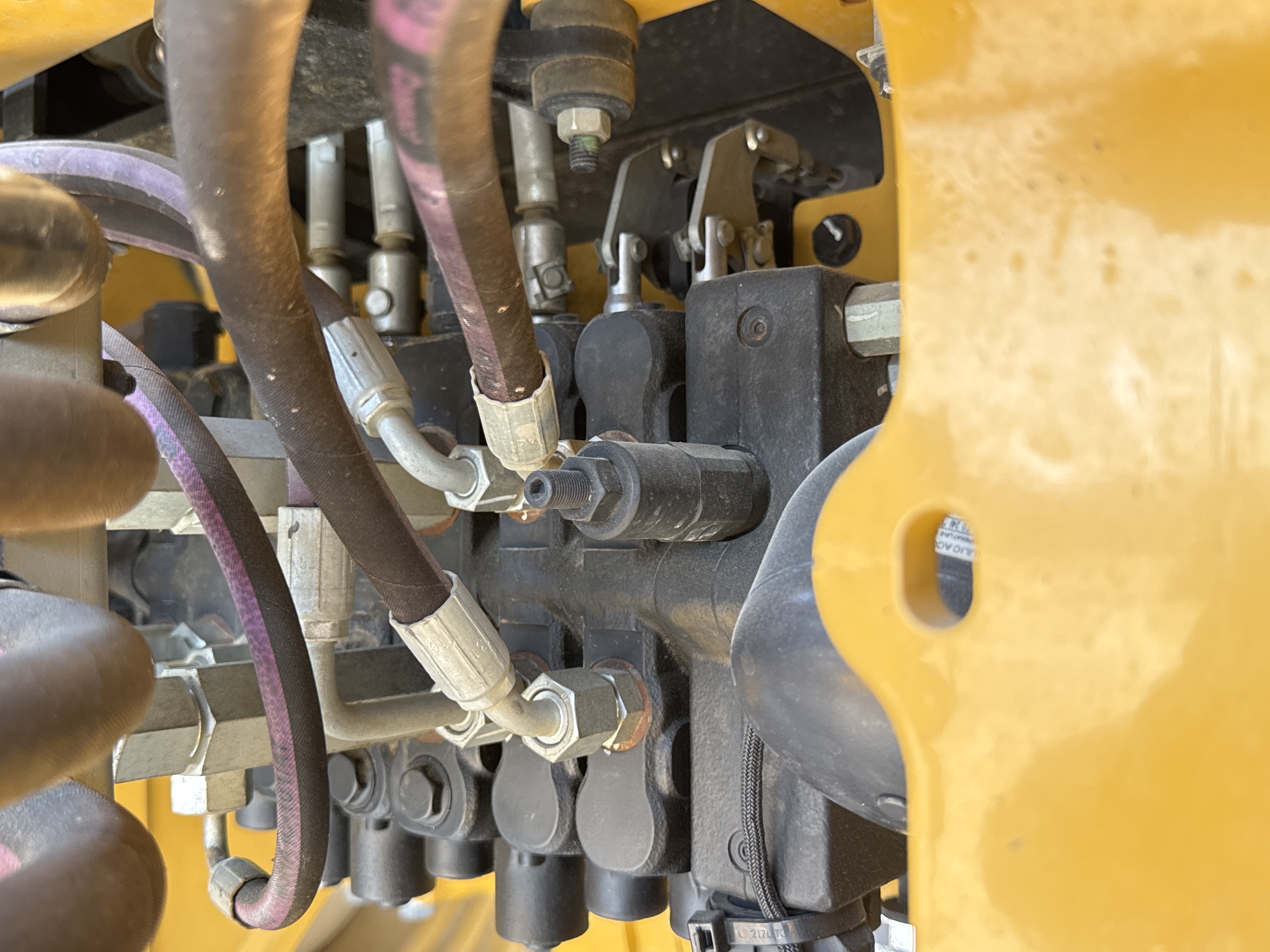BHL-002- Cat-428-backhoe-loader-inspection-hydraulics-main-control-valve-(MCV)-4