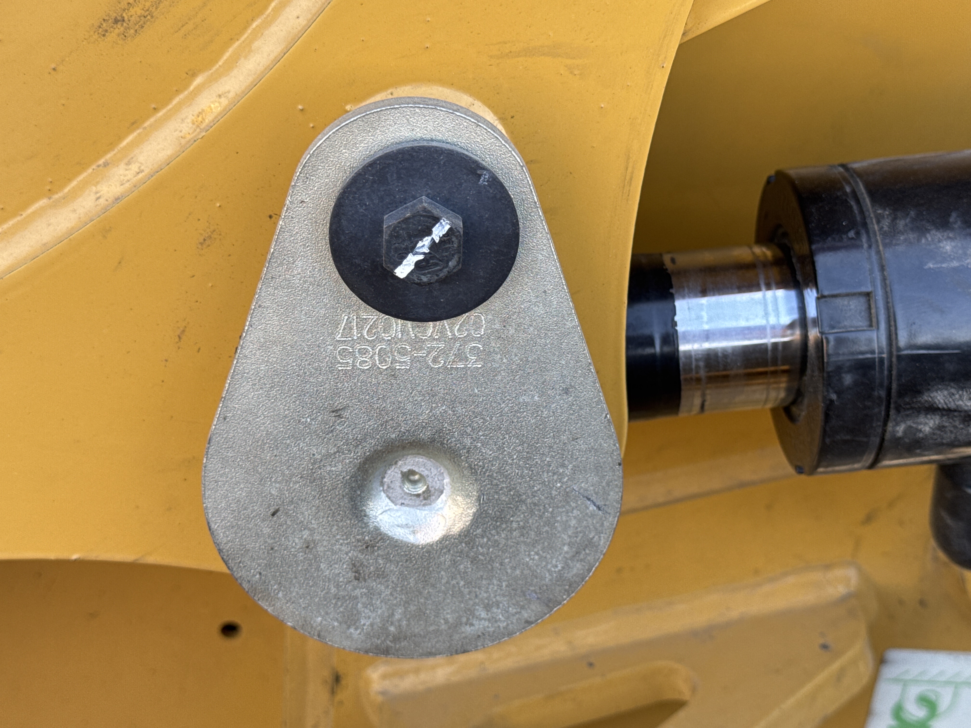 BHL-002- Cat-428-backhoe-loader-inspection-safety-hydraulic-pins-locks-2