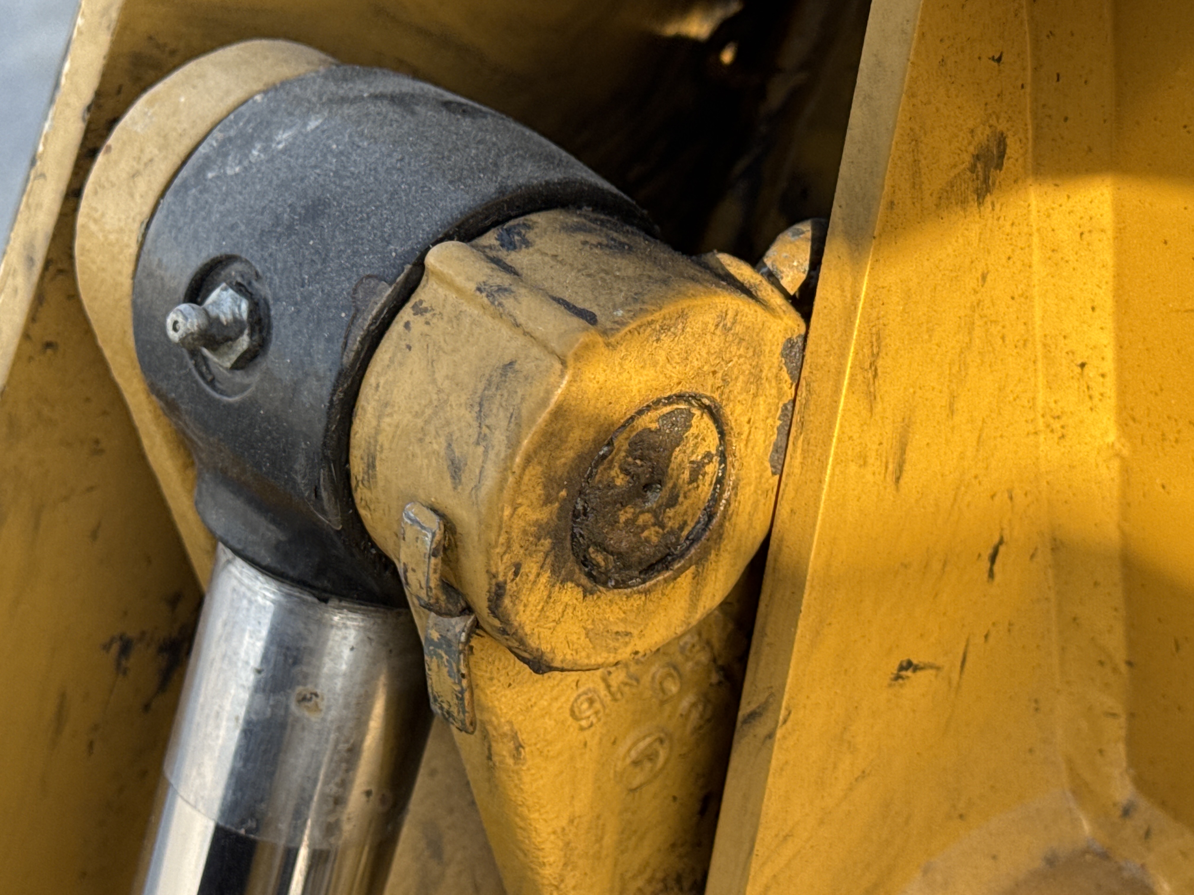 BHL-002- Cat-428-backhoe-loader-inspection-safety-hydraulic-pins-locks-3