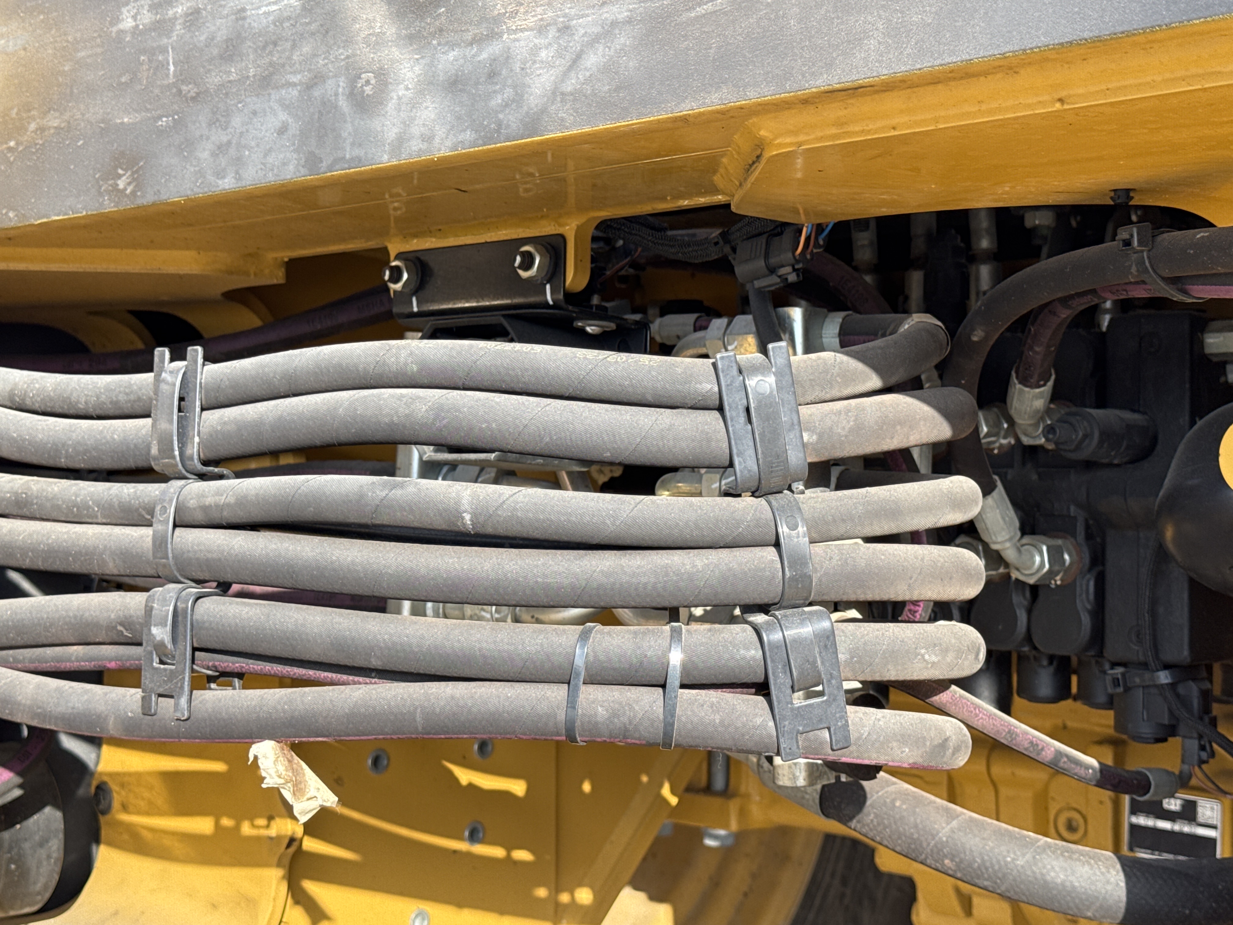 BHL-002- Cat-428-backhoe-loader-inspection-hydraulics-hydraulic-hoses-and-lines-3