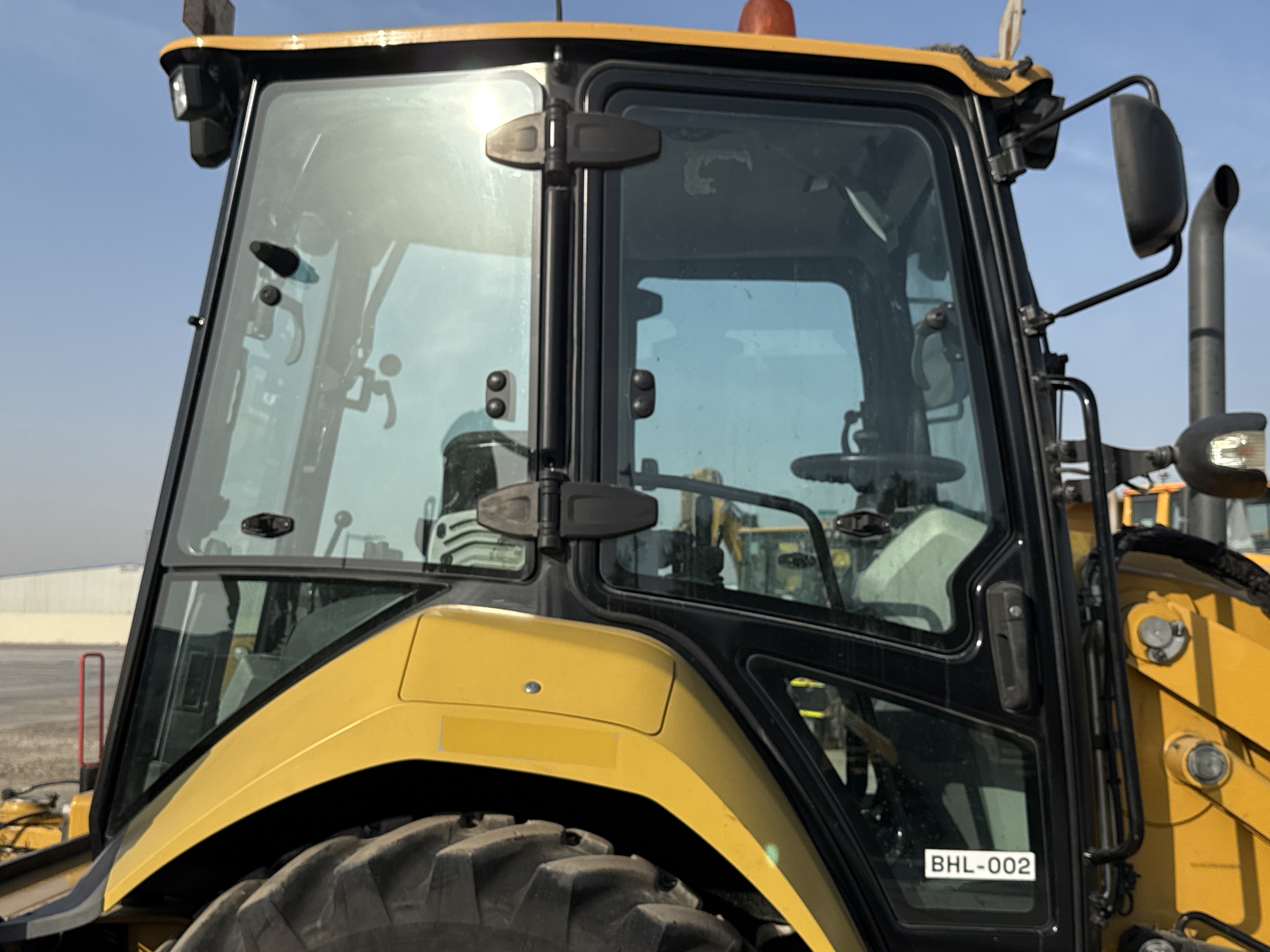 BHL-002- Cat-428-backhoe-loader-inspection-safety-glass-2