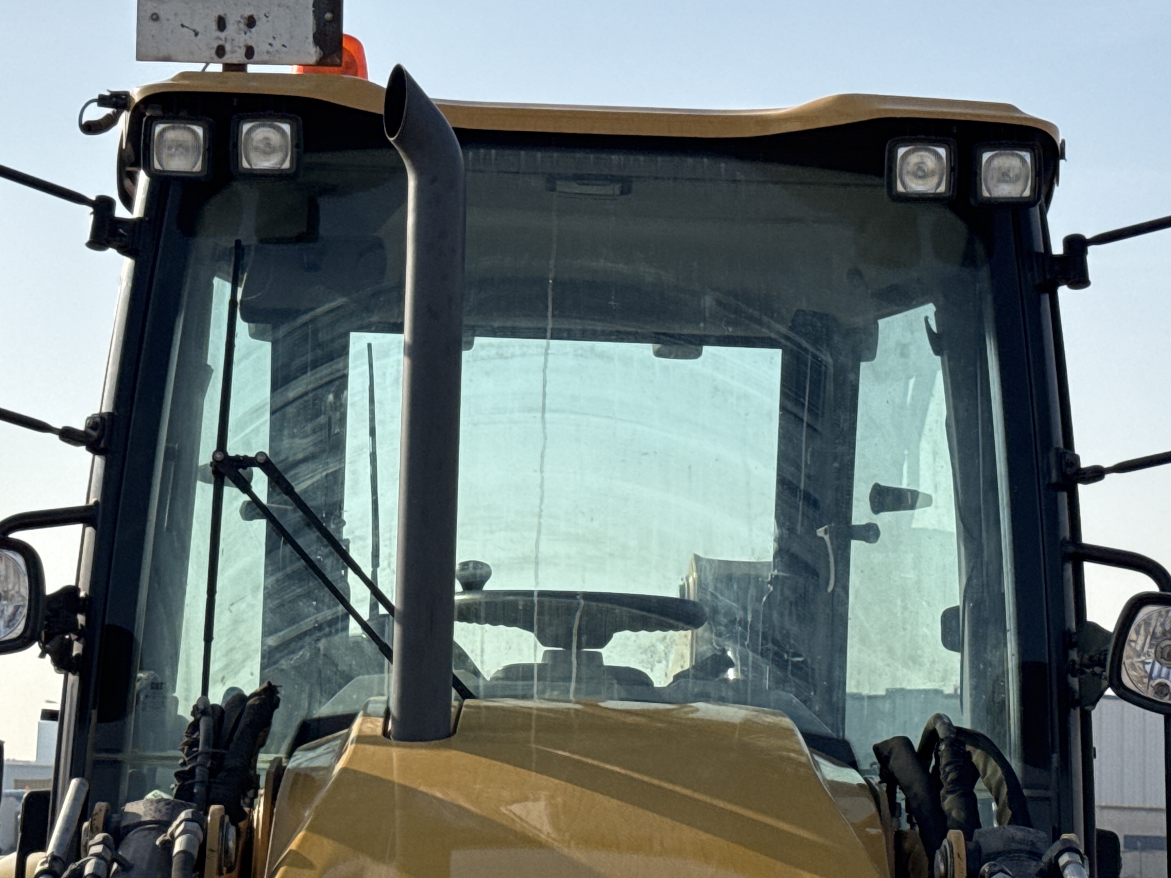 BHL-002- Cat-428-backhoe-loader-inspection-safety-glass-3