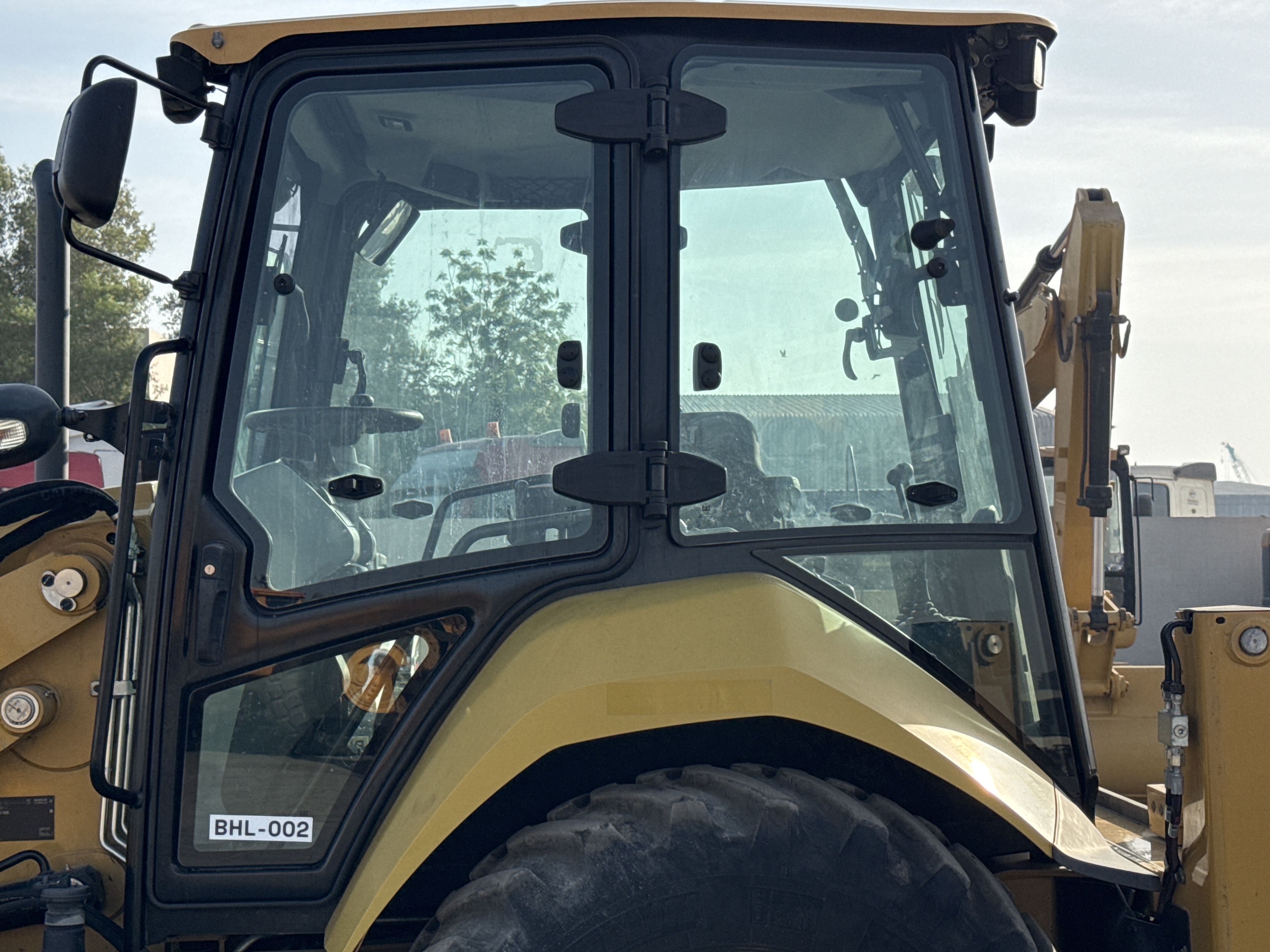 BHL-002- Cat-428-backhoe-loader-inspection-safety-glass-4
