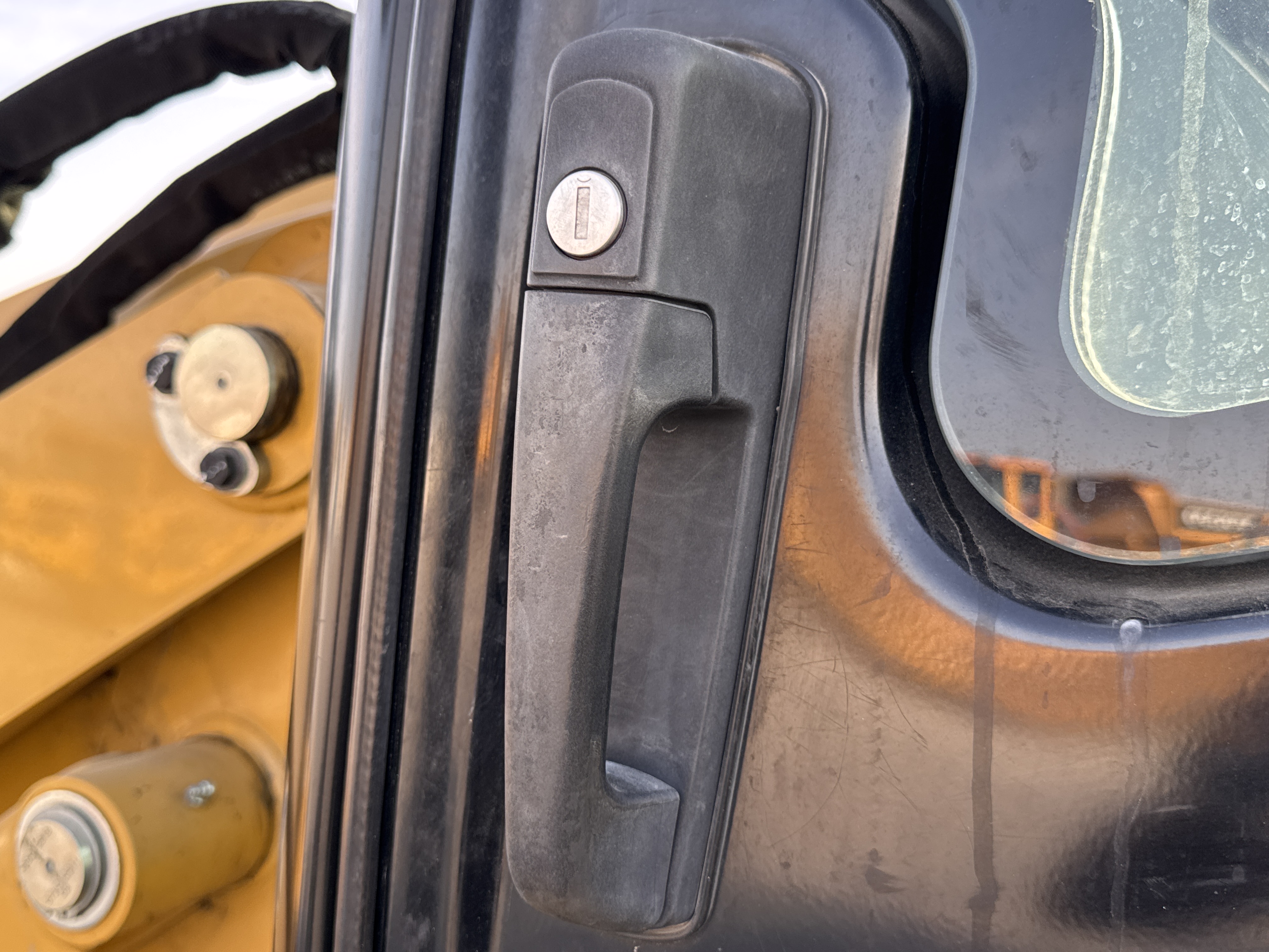 BHL-002- Cat-428-backhoe-loader-inspection-cabin-door-handles-1