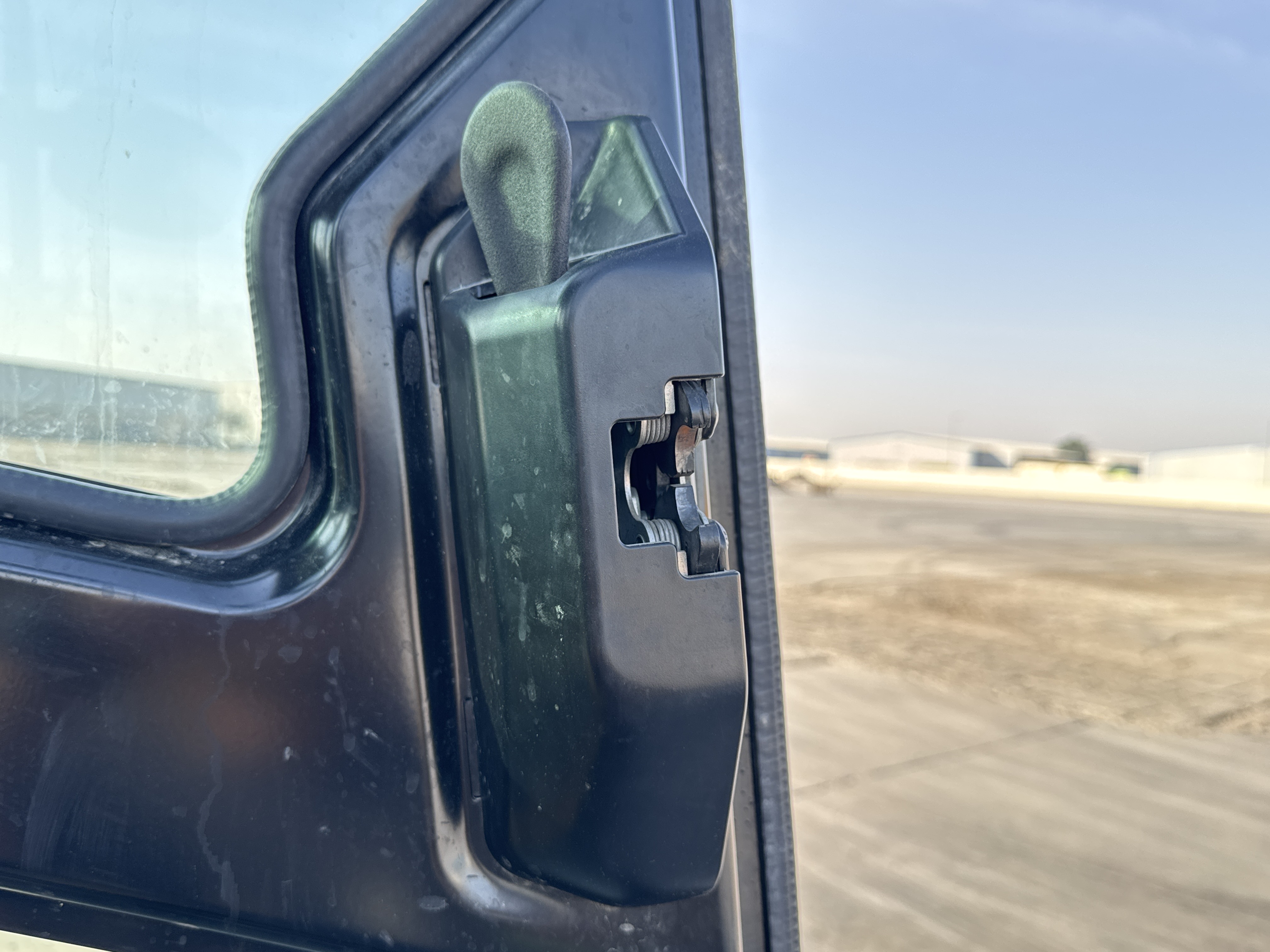 BHL-002- Cat-428-backhoe-loader-inspection-cabin-door-handles-2