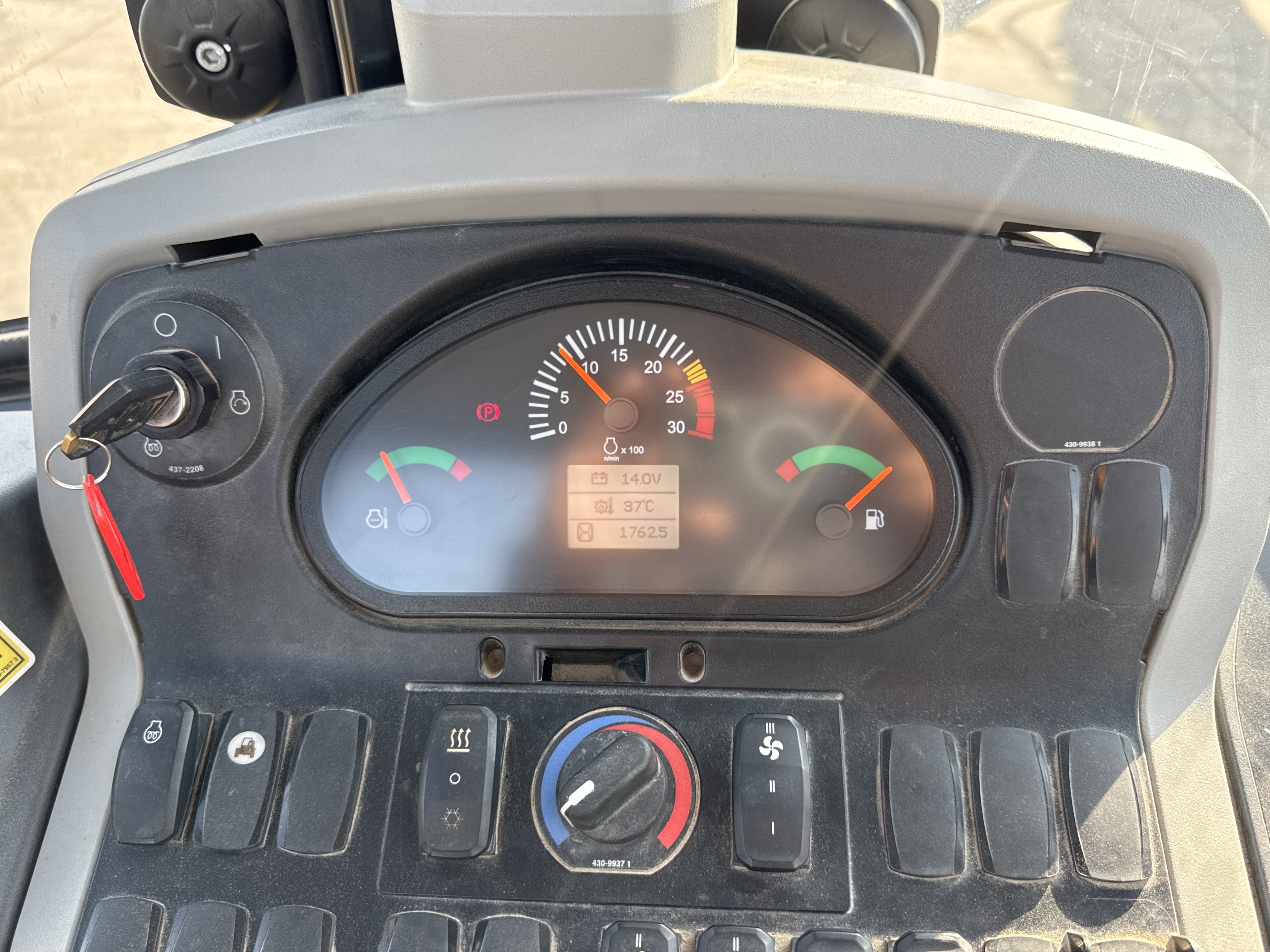 BHL-002- Cat-428-backhoe-loader-inspection-cabin-instrument-cluster-1