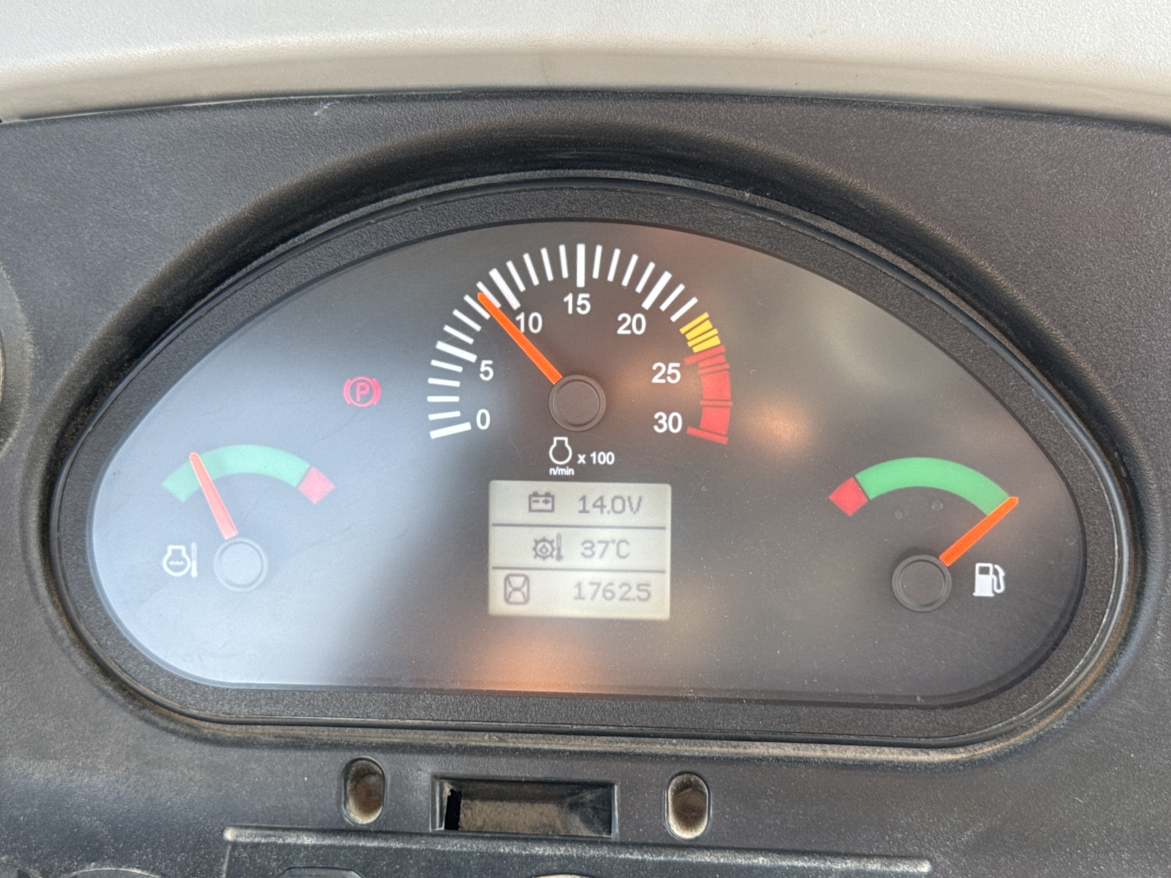 BHL-002- Cat-428-backhoe-loader-inspection-cabin-instrument-cluster-2