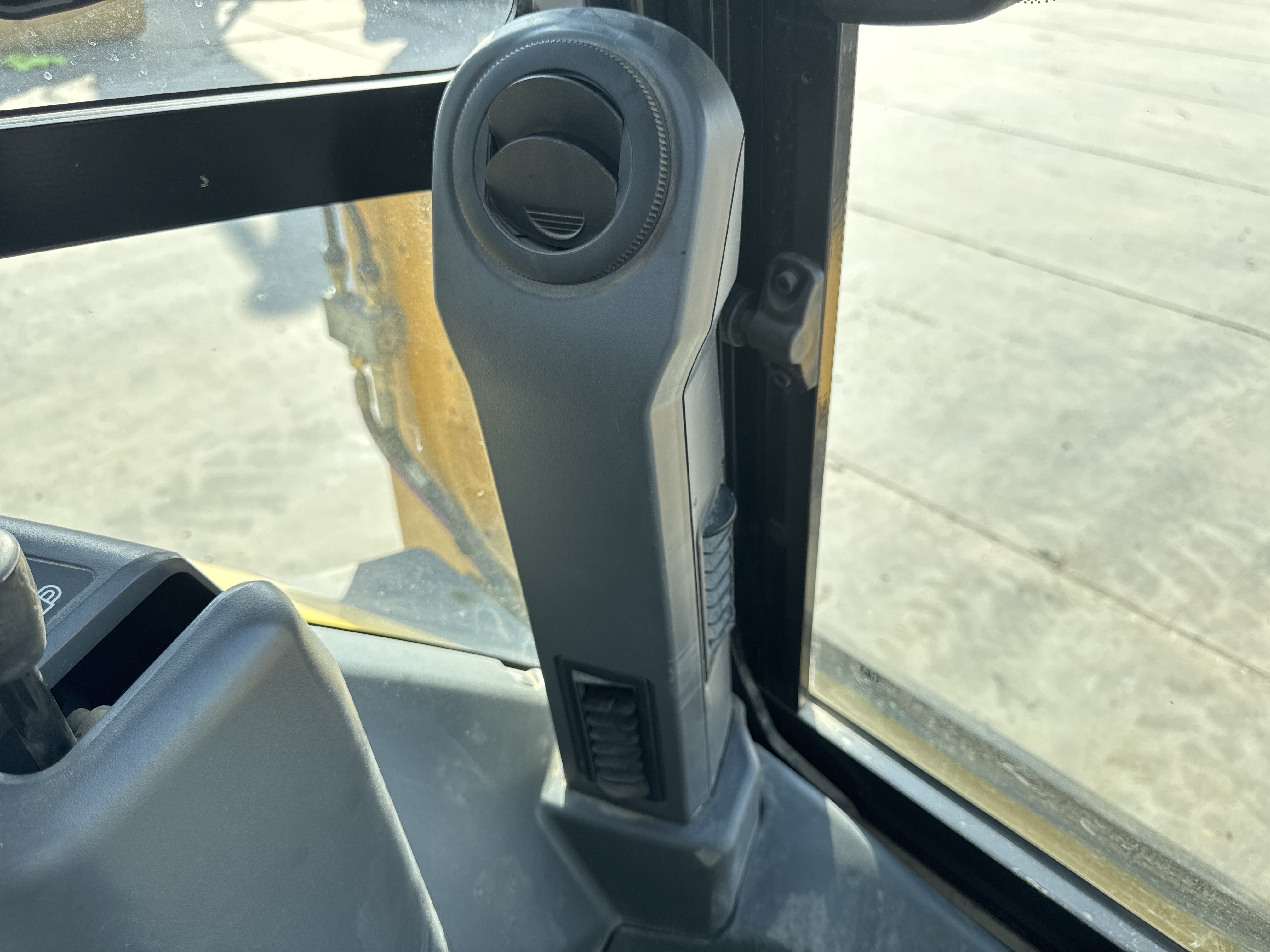 BHL-002- Cat-428-backhoe-loader-inspection-air-conditioning-vents-and-air-flow-4