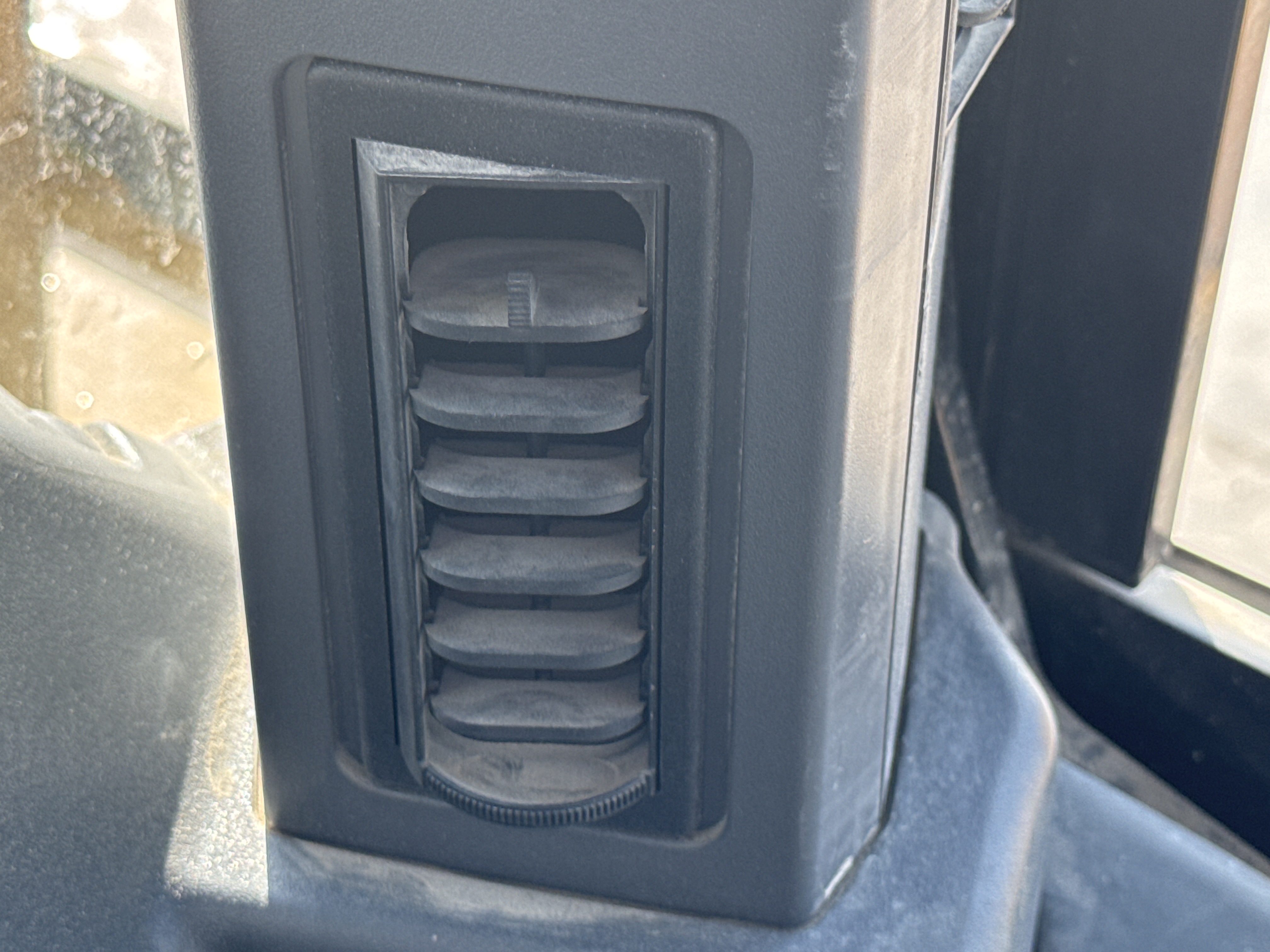 BHL-002- Cat-428-backhoe-loader-inspection-air-conditioning-vents-and-air-flow-5