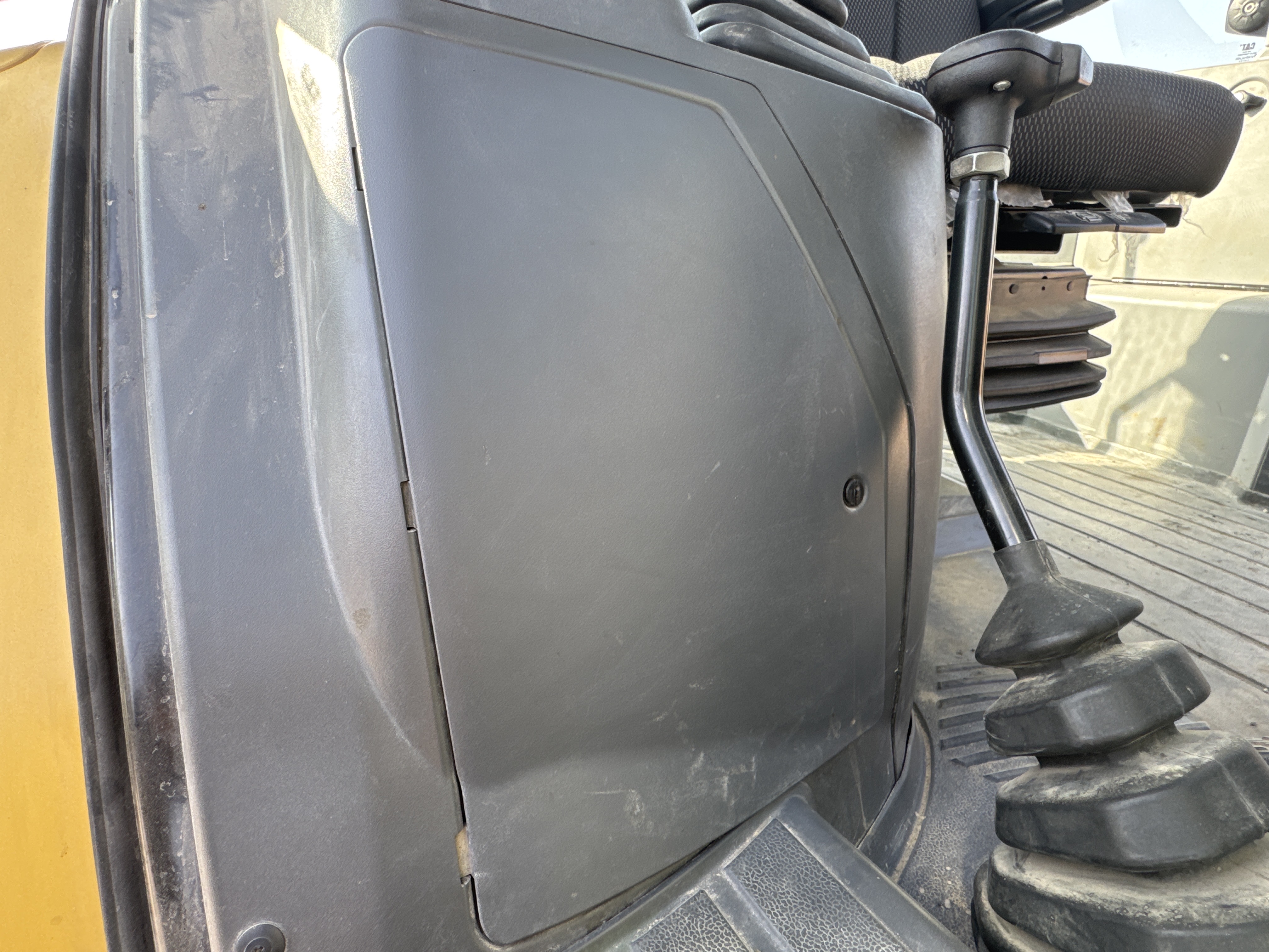 BHL-002- Cat-428-backhoe-loader-inspection-electronic-fuse-box-1