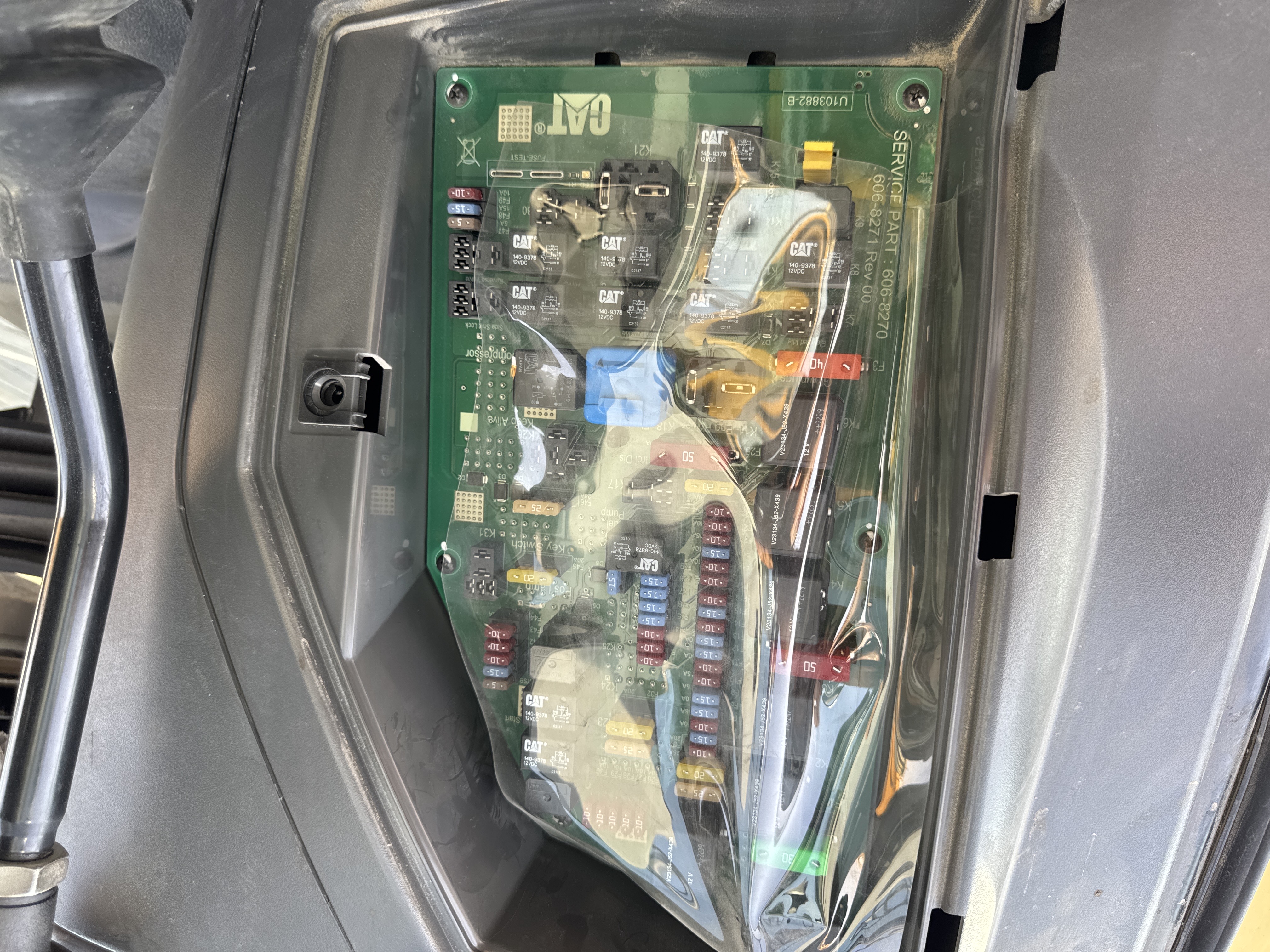 BHL-002- Cat-428-backhoe-loader-inspection-electronic-fuse-box-3