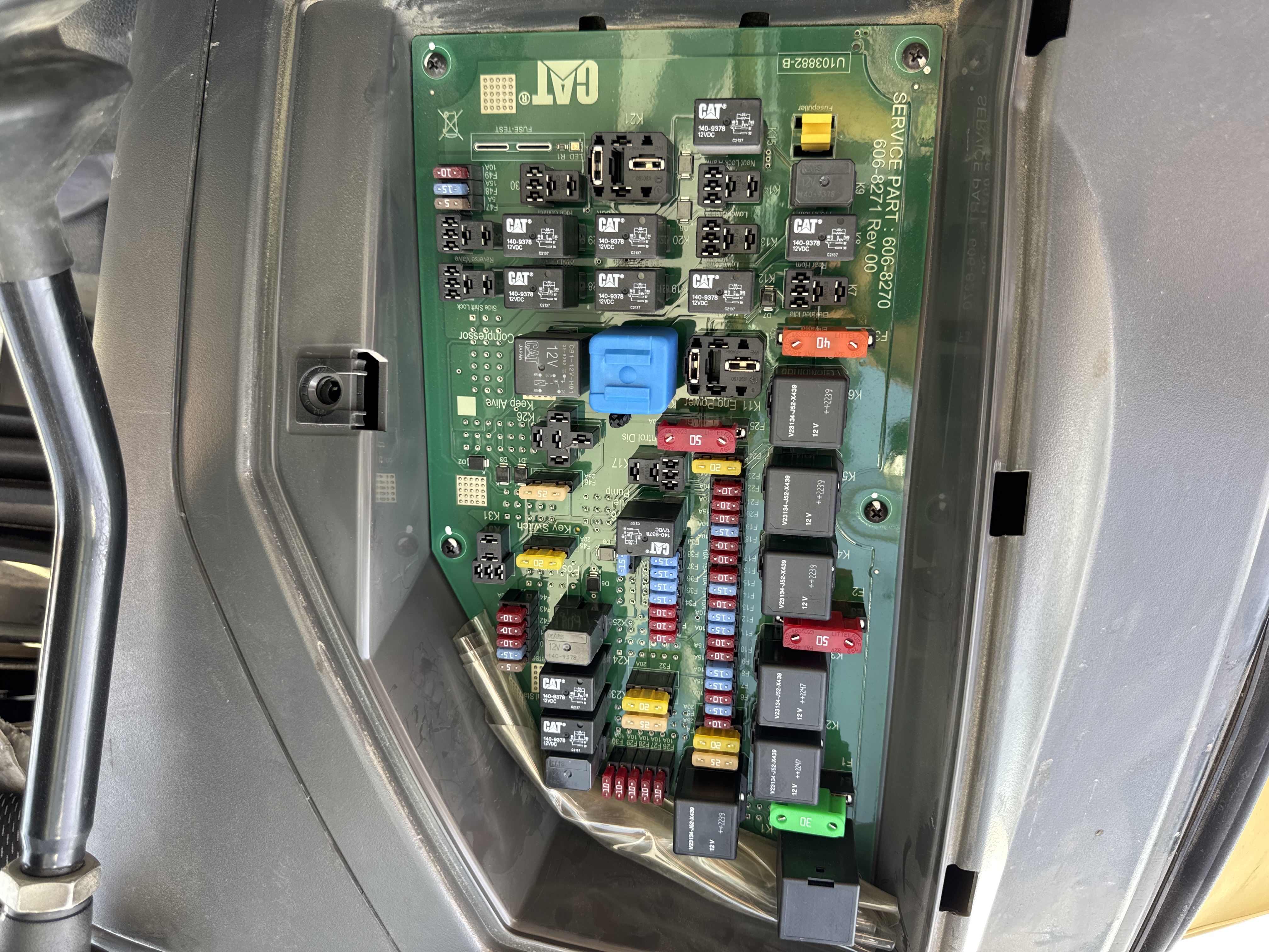 BHL-002- Cat-428-backhoe-loader-inspection-electronic-fuse-box-4