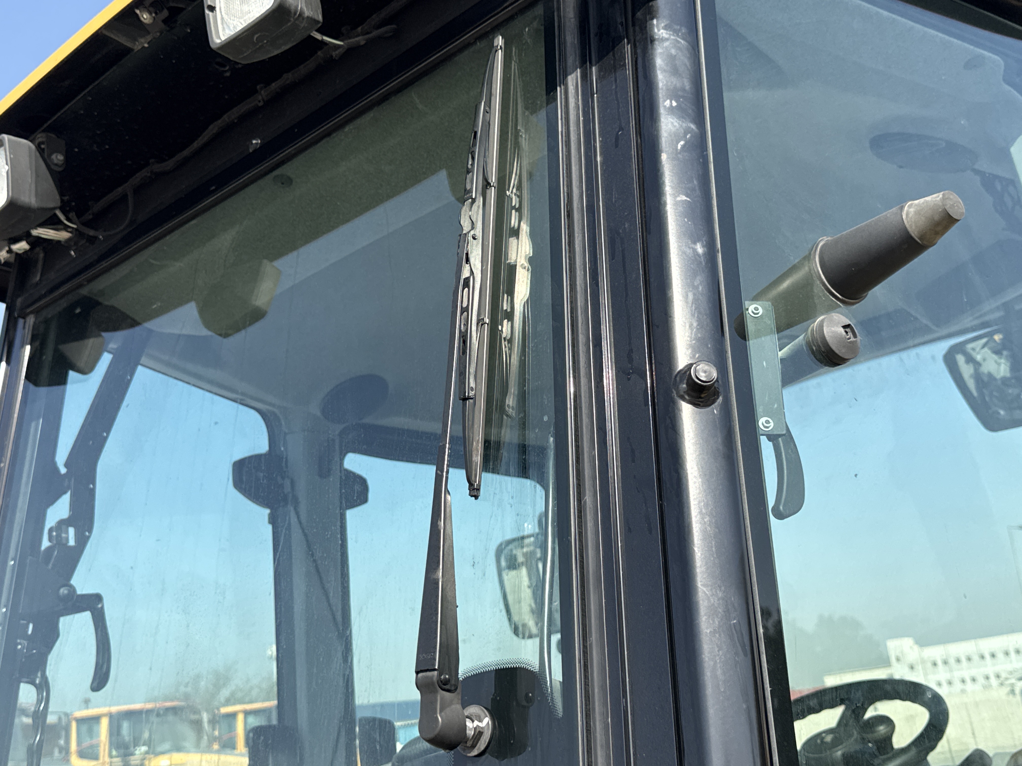 BHL-002- Cat-428-backhoe-loader-inspection-electronic-wipers-3
