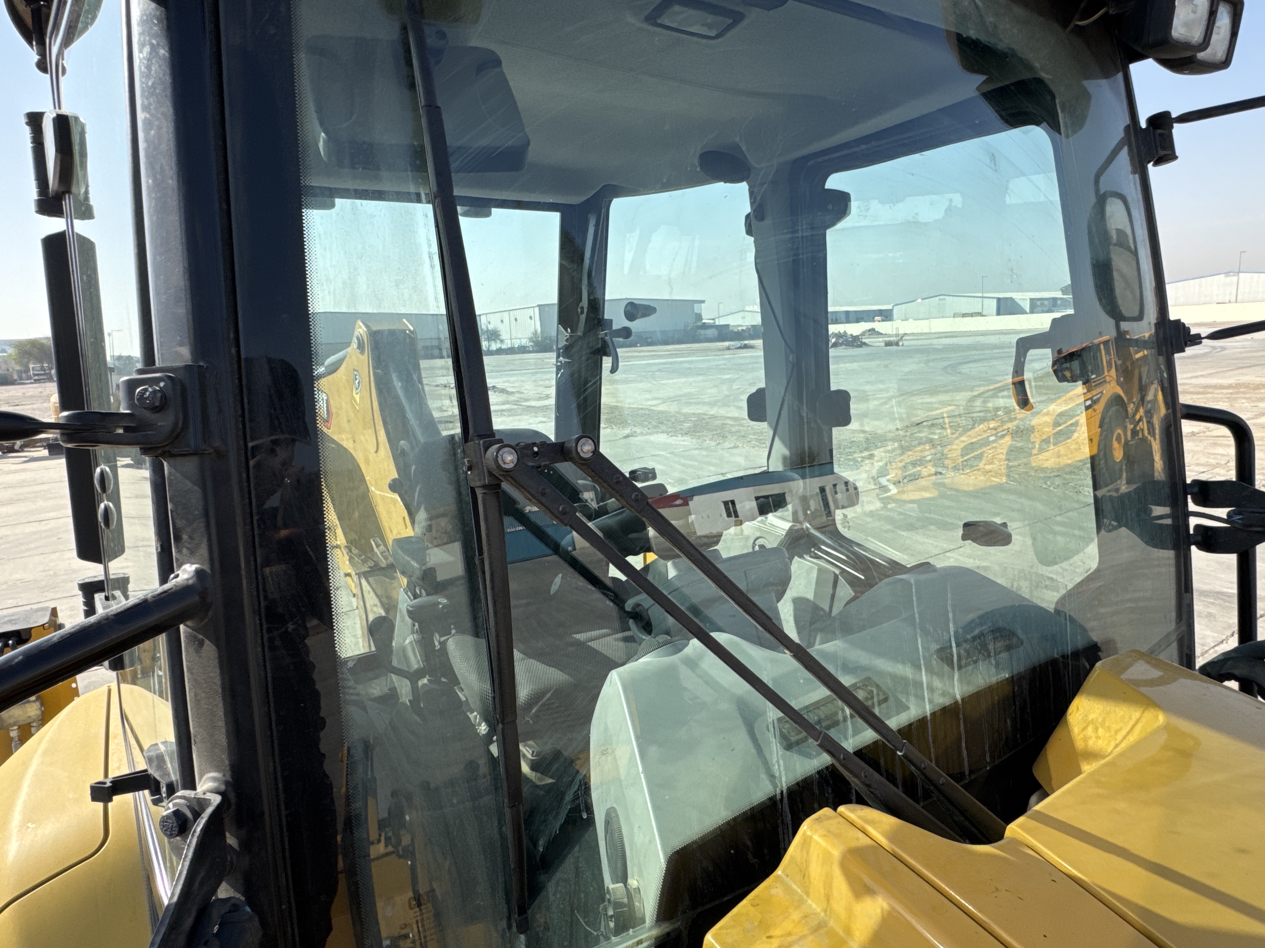 BHL-002- Cat-428-backhoe-loader-inspection-electronic-wipers-4