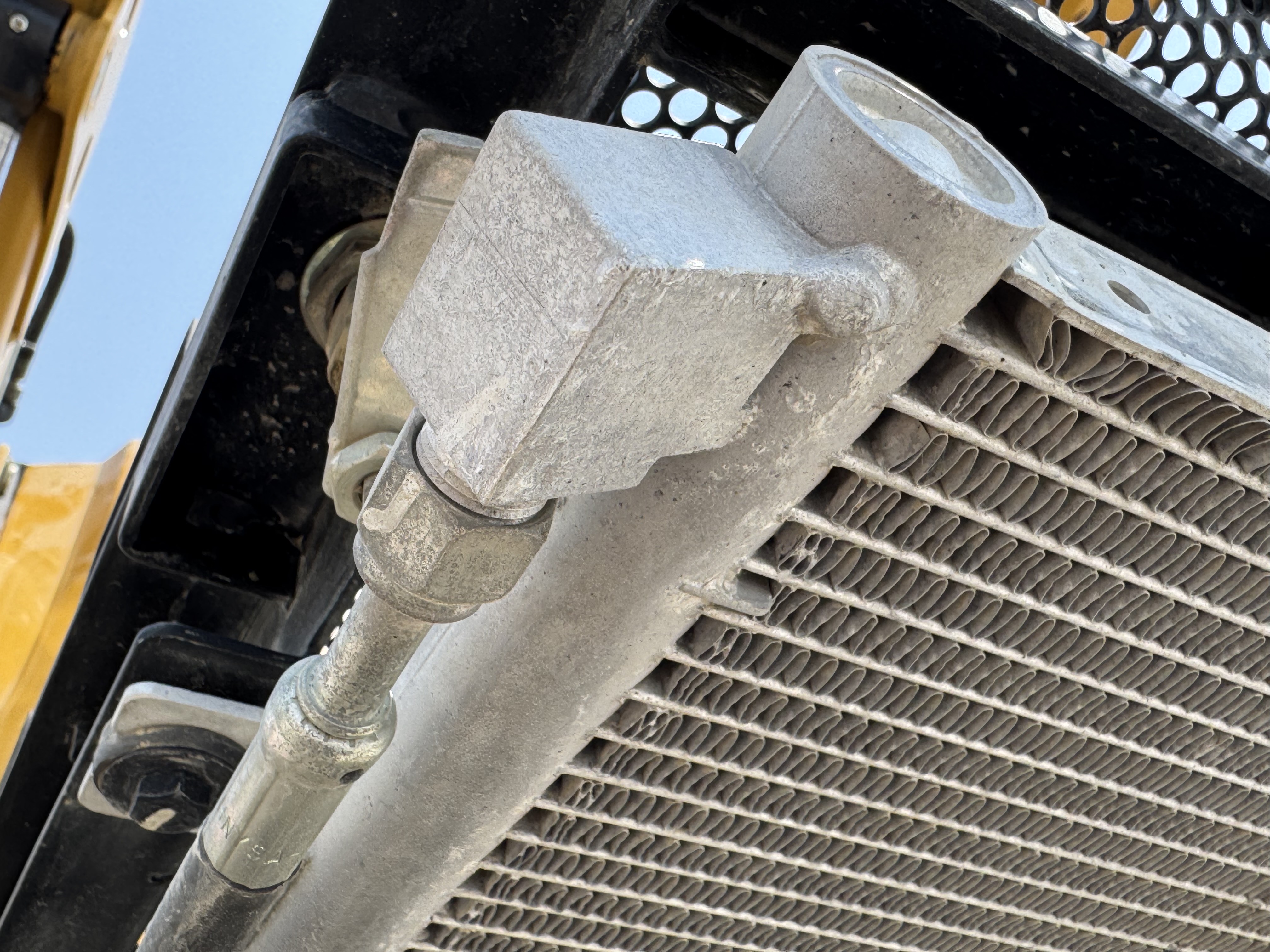 BHL-002- Cat-428-backhoe-loader-inspection-air-conditioning-refrigerant-lines-2