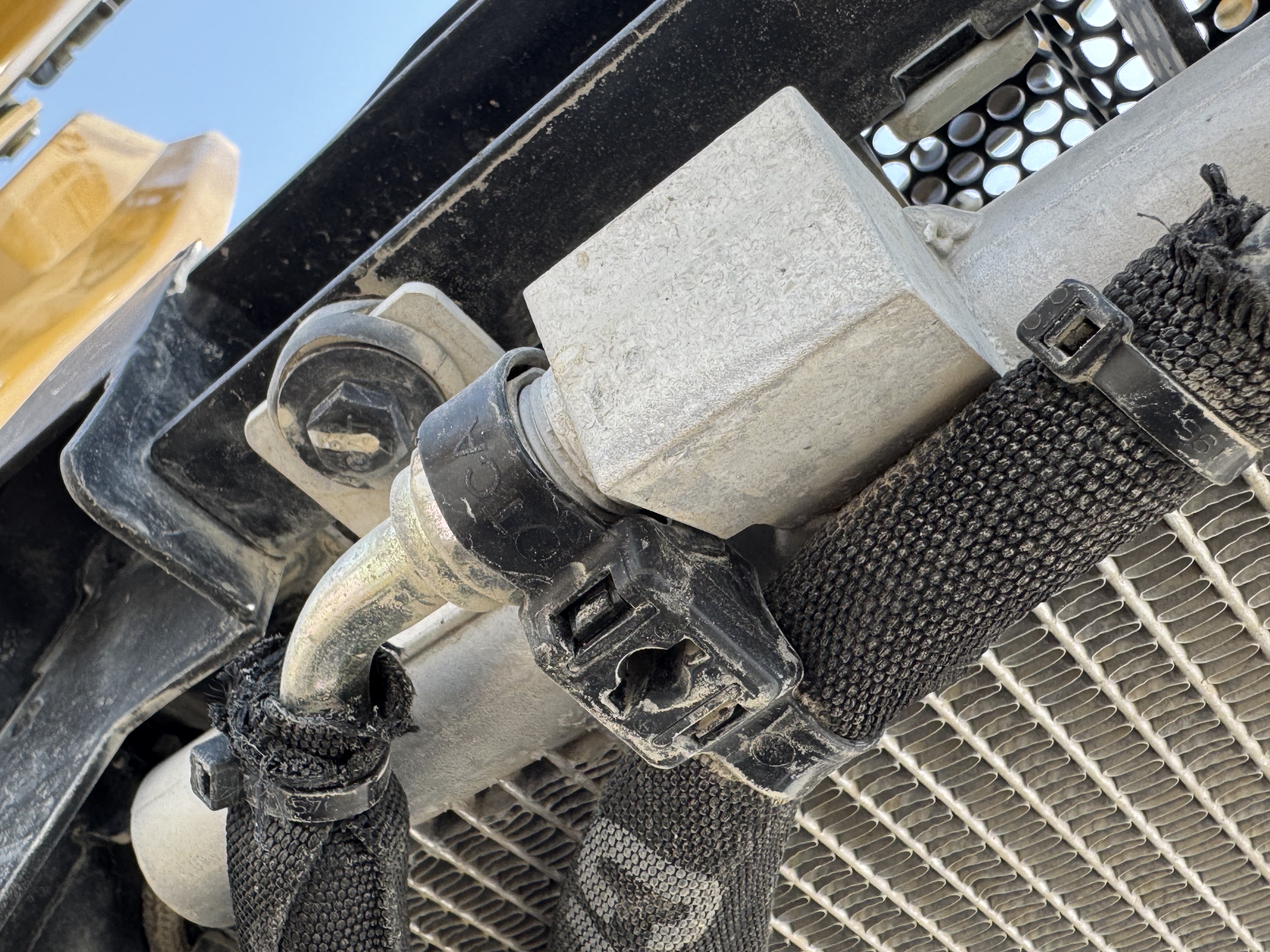 BHL-002- Cat-428-backhoe-loader-inspection-air-conditioning-refrigerant-lines-3