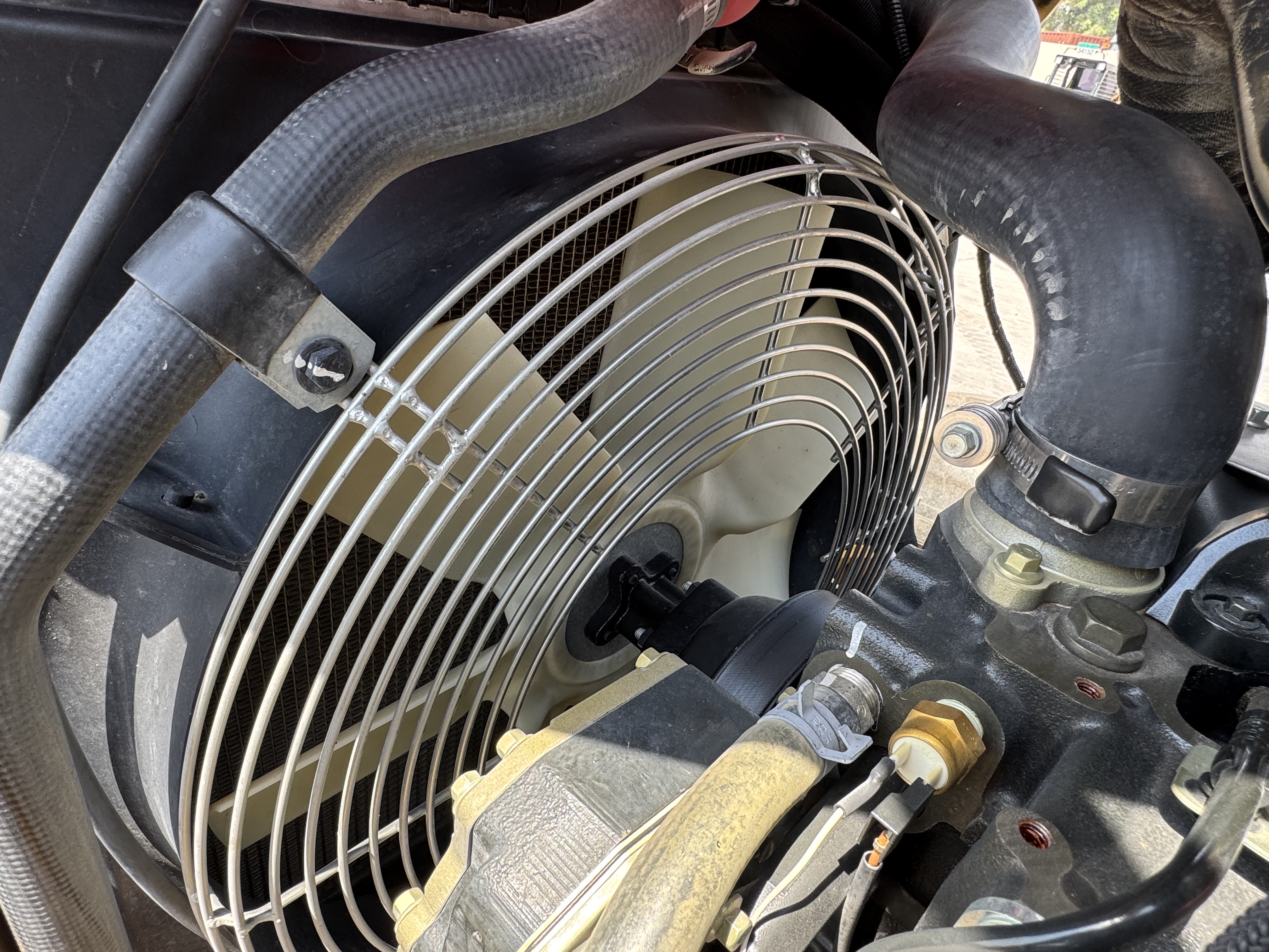 BHL-002- Cat-428-backhoe-loader-inspection-engine-cooling-fan-and-fan-guard-1
