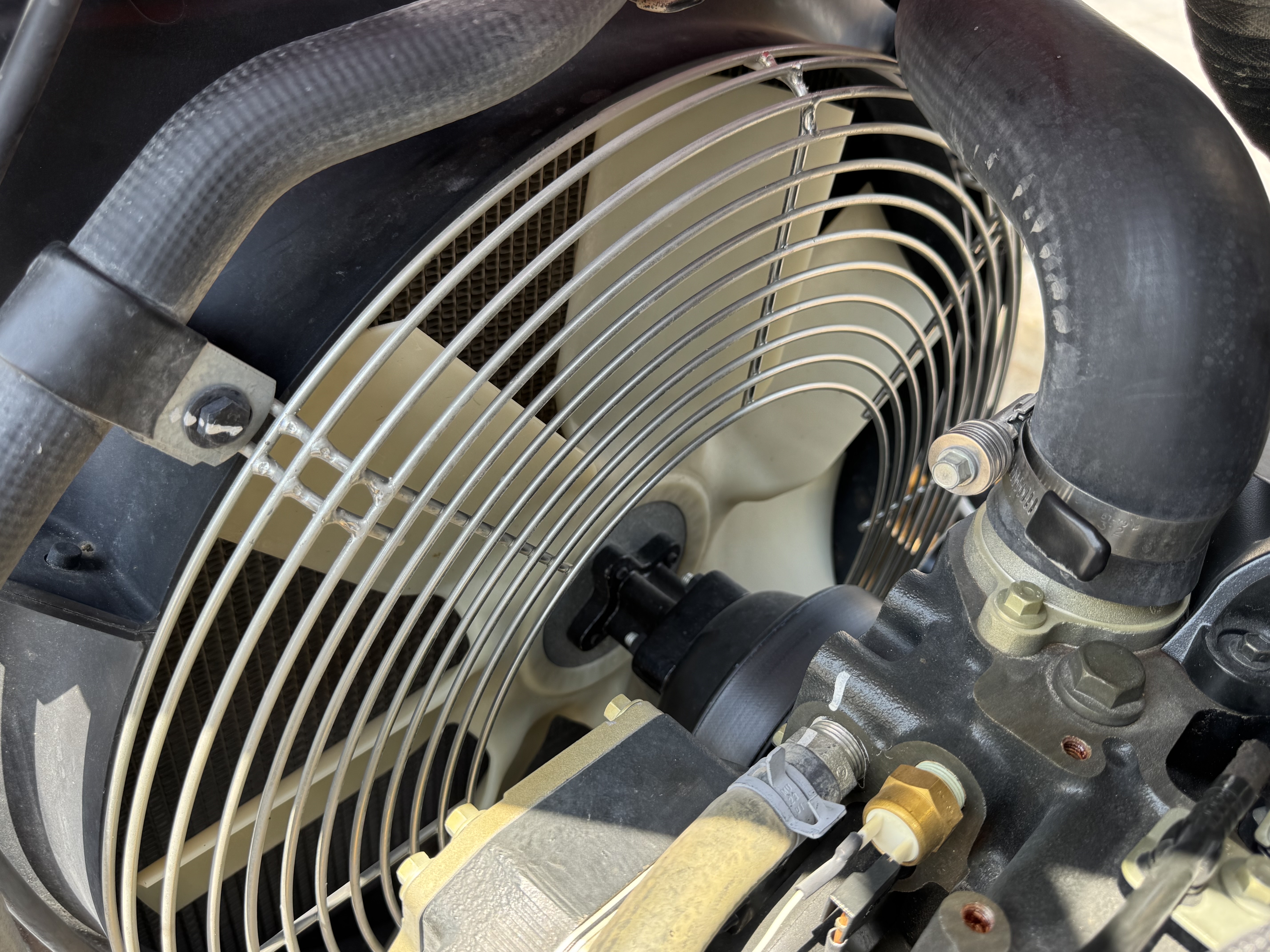 BHL-002- Cat-428-backhoe-loader-inspection-engine-cooling-fan-and-fan-guard-2
