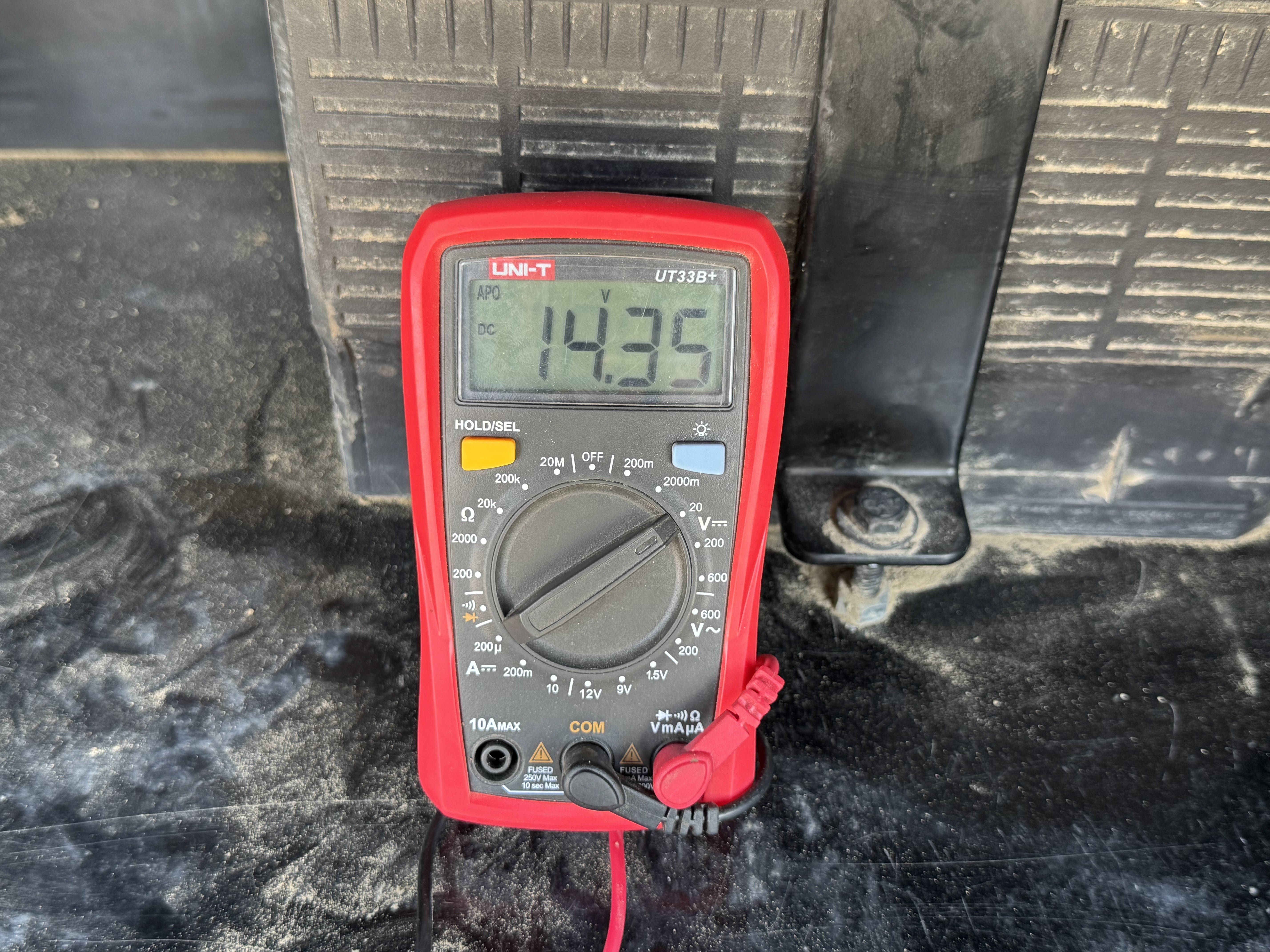 BHL-002- Cat-428-backhoe-loader-inspection-electronic-battery -3
