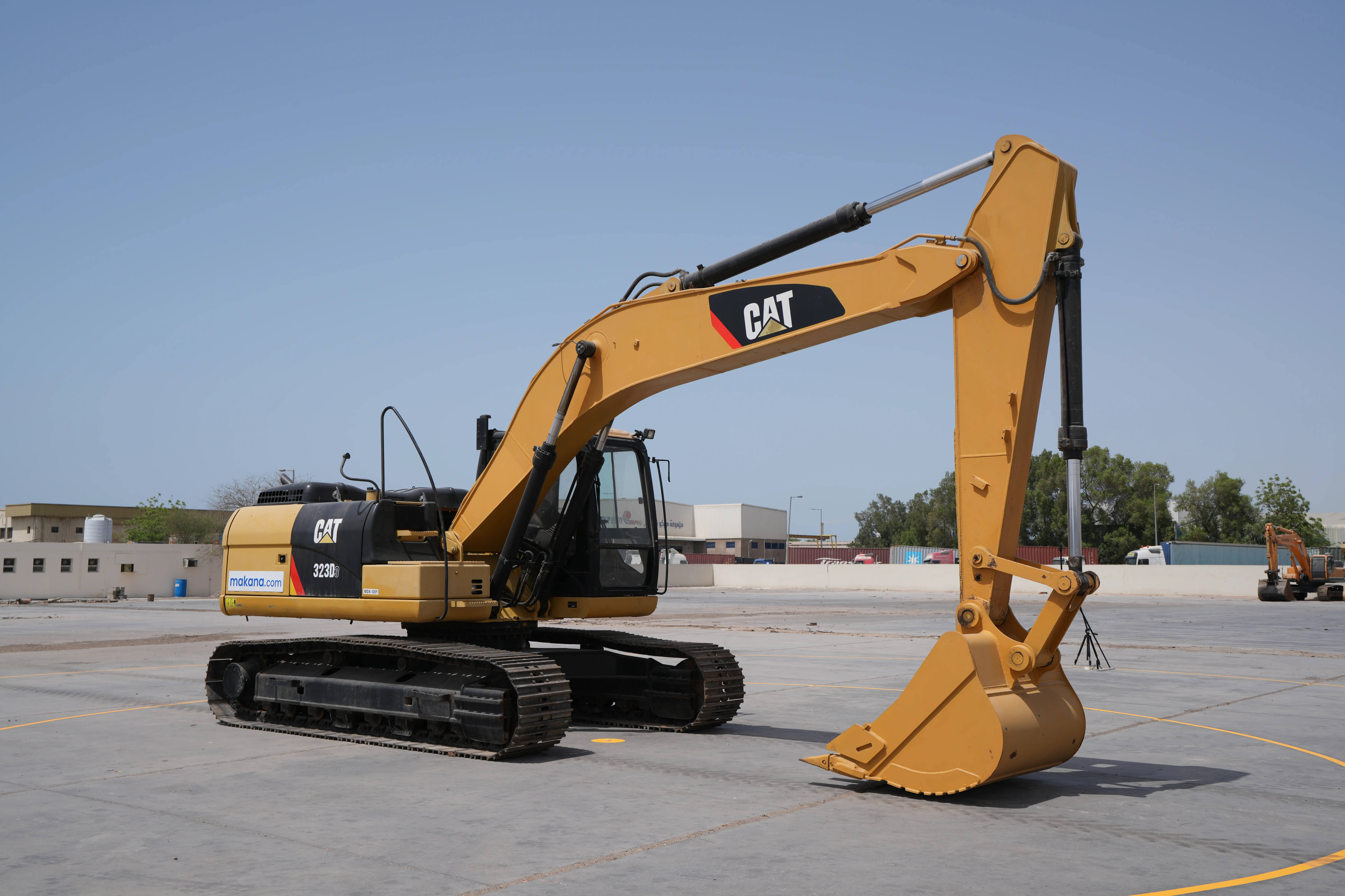 Cat-323D3-front-right-view