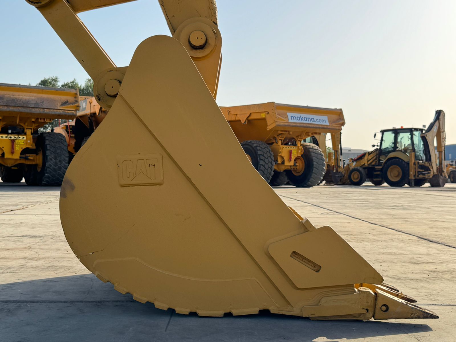 cat-323d3-excavation-bucket-side