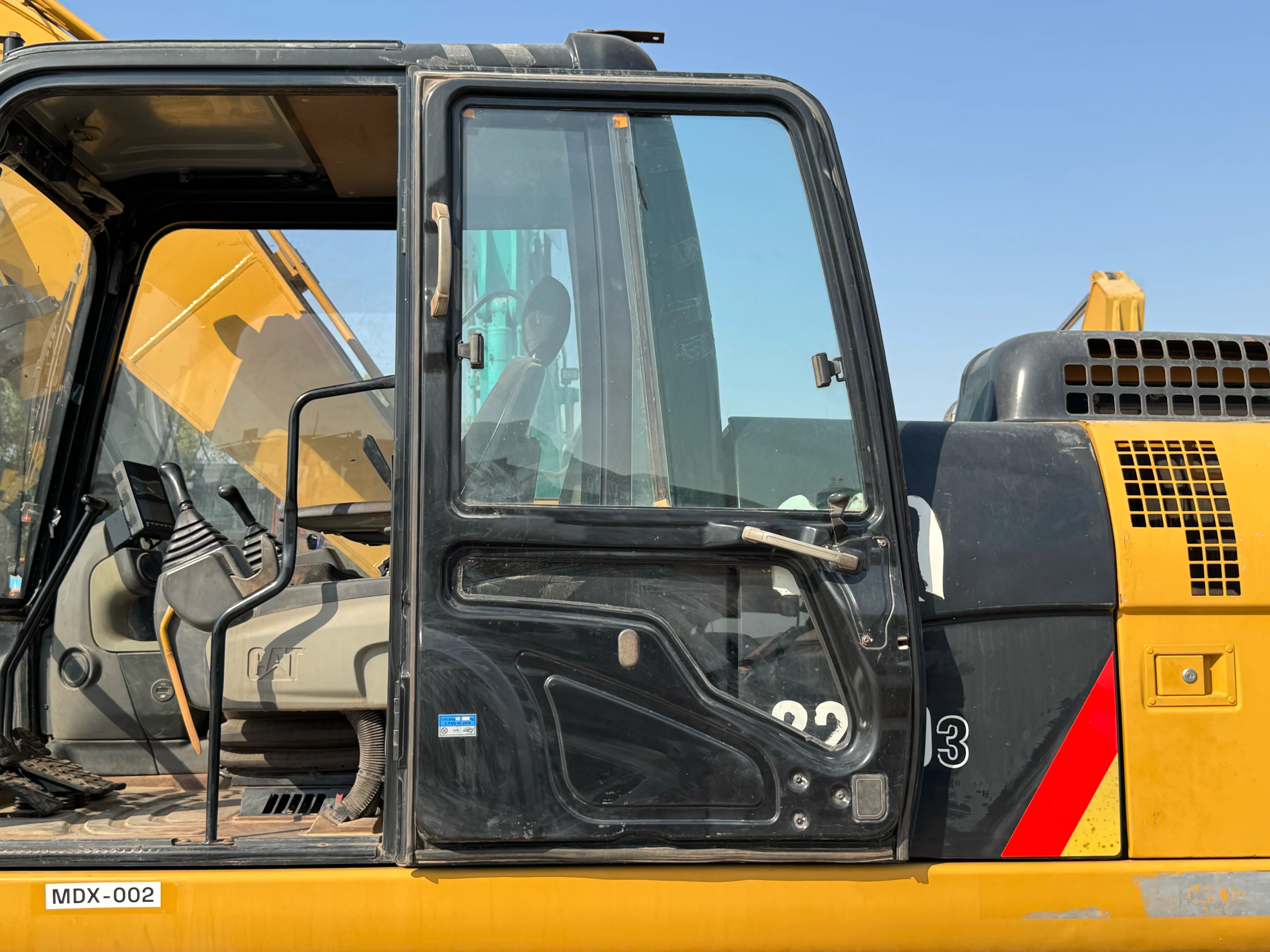 MDX-002-Cat-323D3-medium-excavator-inspection-structure-doors-3