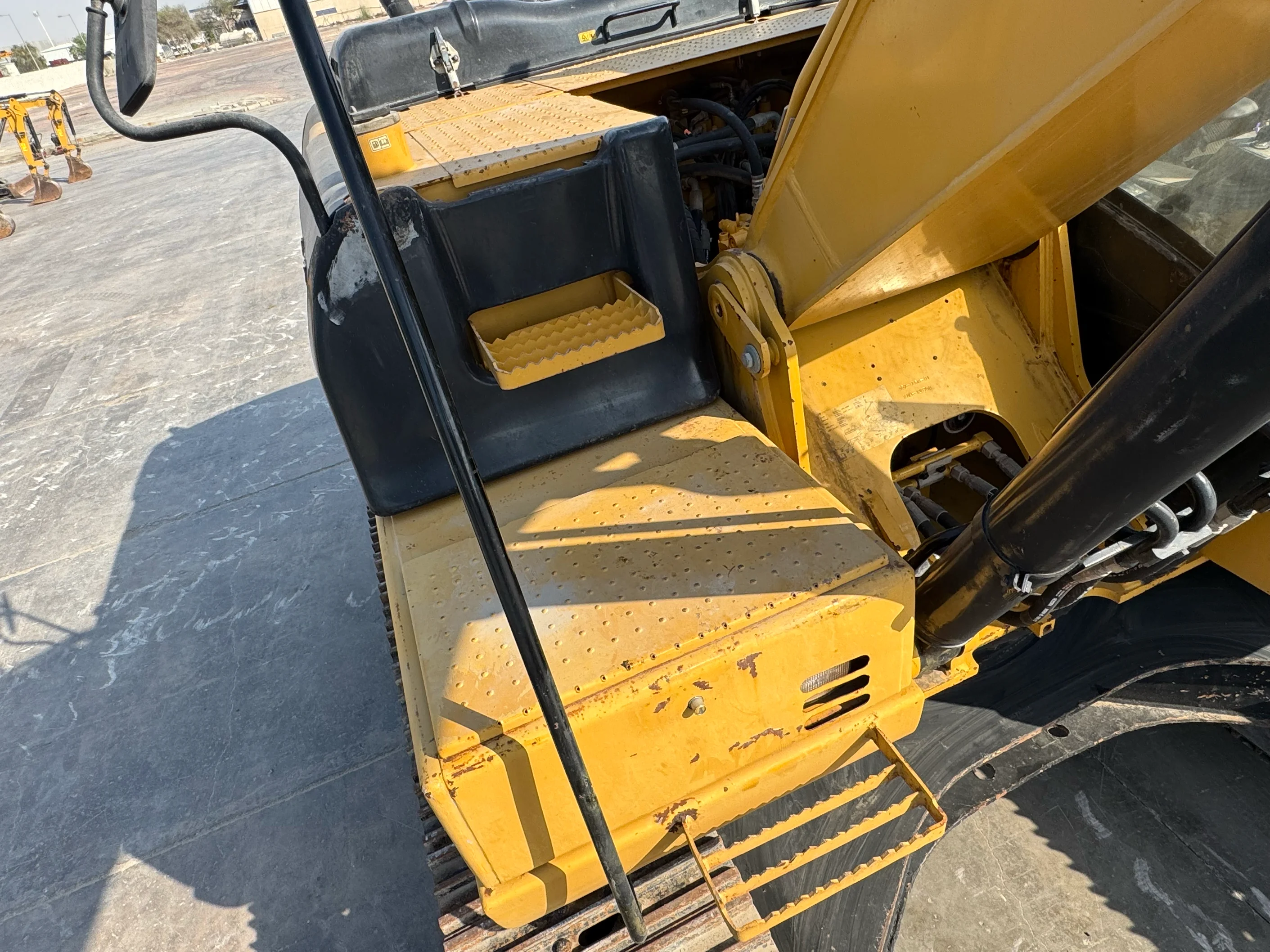 MDX-002-Cat-323D3-medium-excavator-inspection-structure-steps-ladders-4