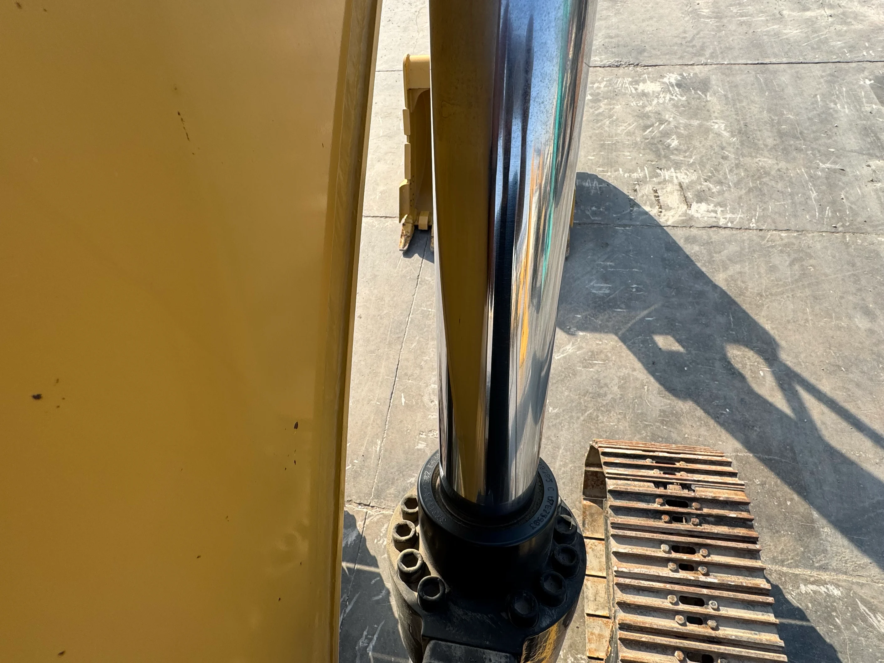 MDX-002-Cat-323D3-medium-excavator-inspection-hydraulics-boom-lift-cylinder-3