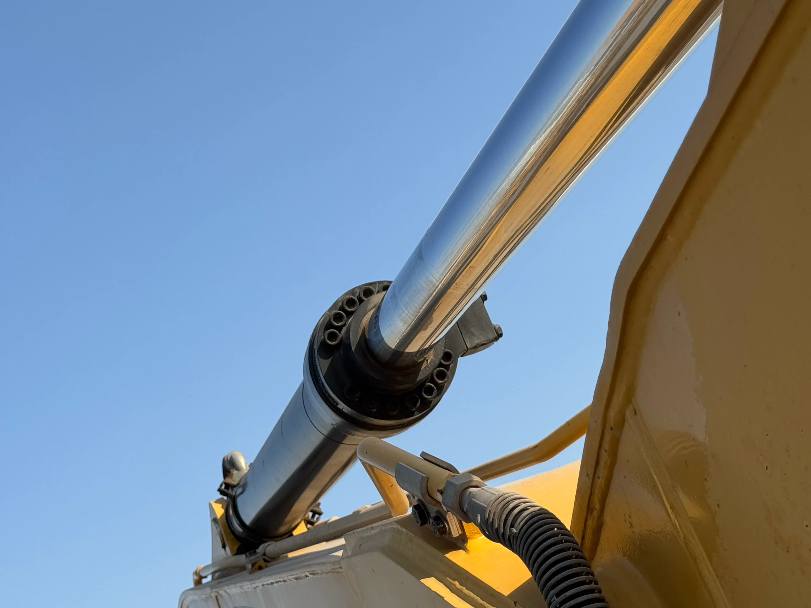 MDX-002-Cat-323D3-medium-excavator-inspection-hydraulics-stick-cylinder-2