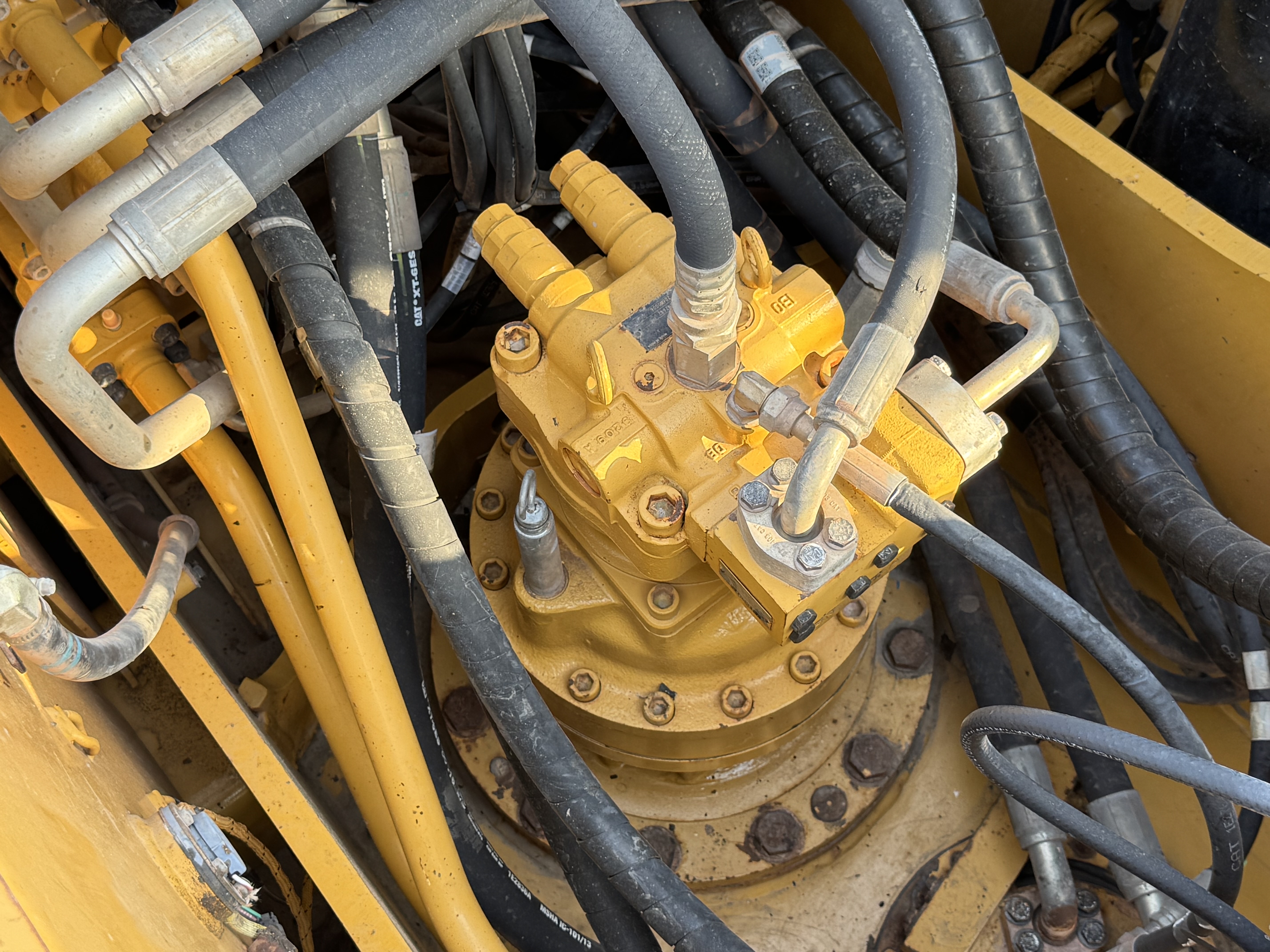 MDX-002-Cat-323D3-medium-excavator-inspection-hydraulics-turntable-slewing-assembly-2