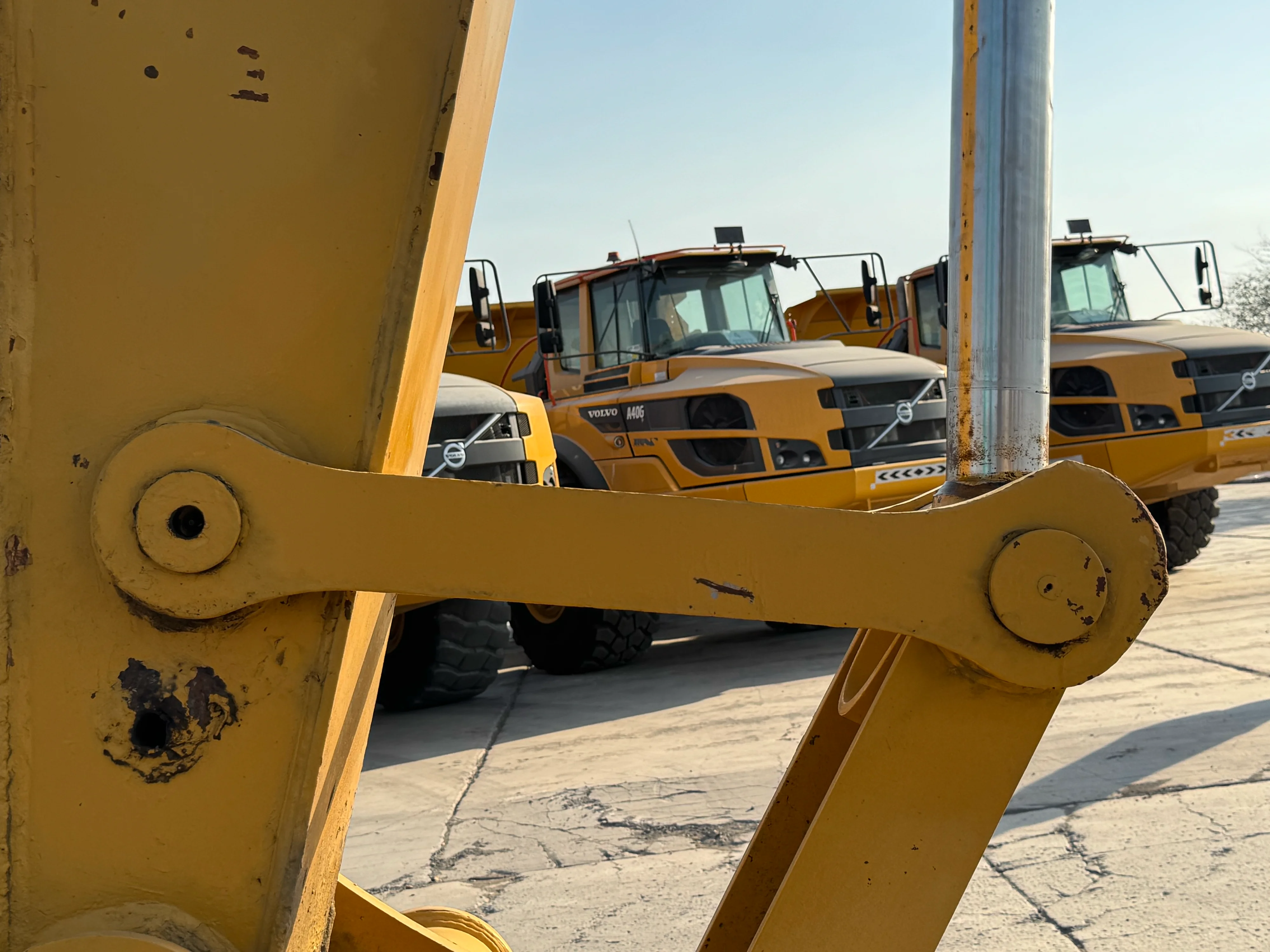MDX-002-Cat-323D3-medium-excavator-inspection-chassis-dog-bone-arms-2