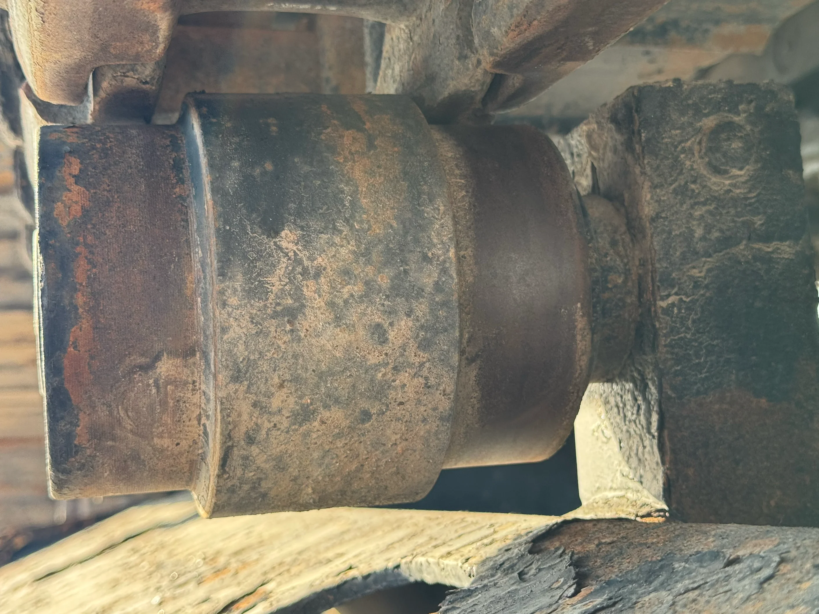 MDX-002-Cat-323D3-medium-excavator-inspection-undercarriage-left-carrier-rollers-3