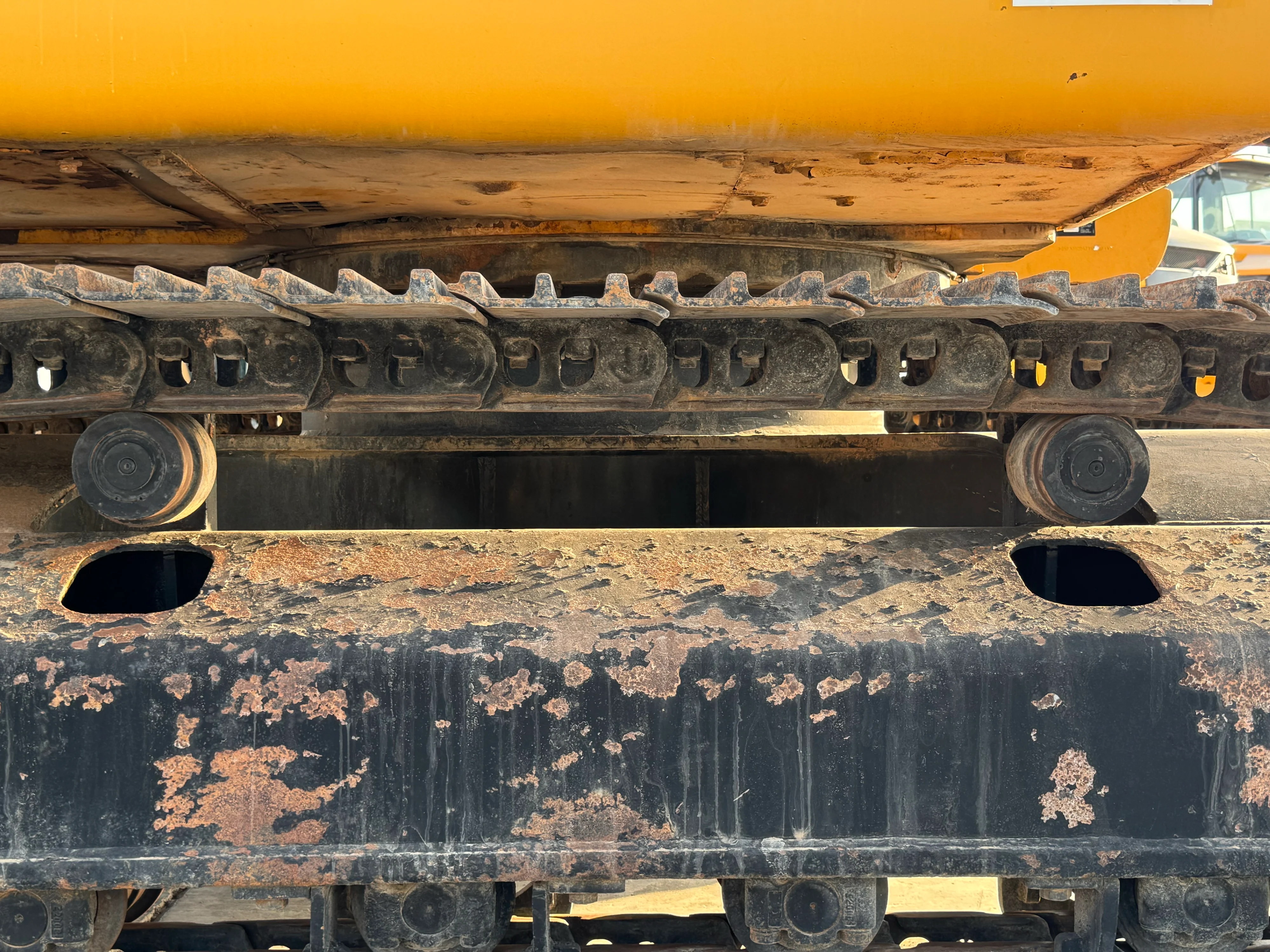 MDX-002-Cat-323D3-medium-excavator-inspection-undercarriage-right-carrier-rollers-1