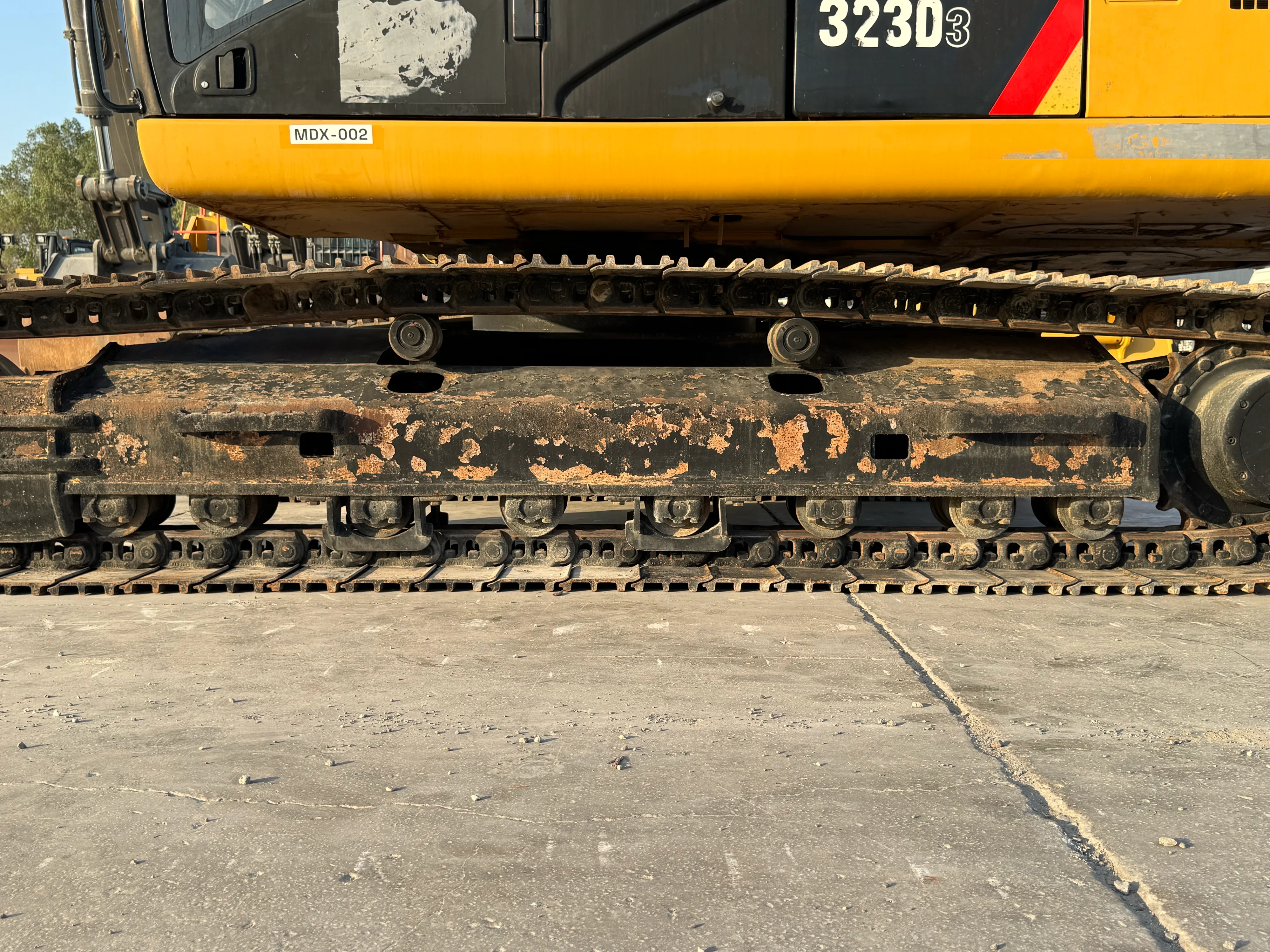 MDX-002-Cat-323D3-medium-excavator-inspection-undercarriage-left-track-rollers-1