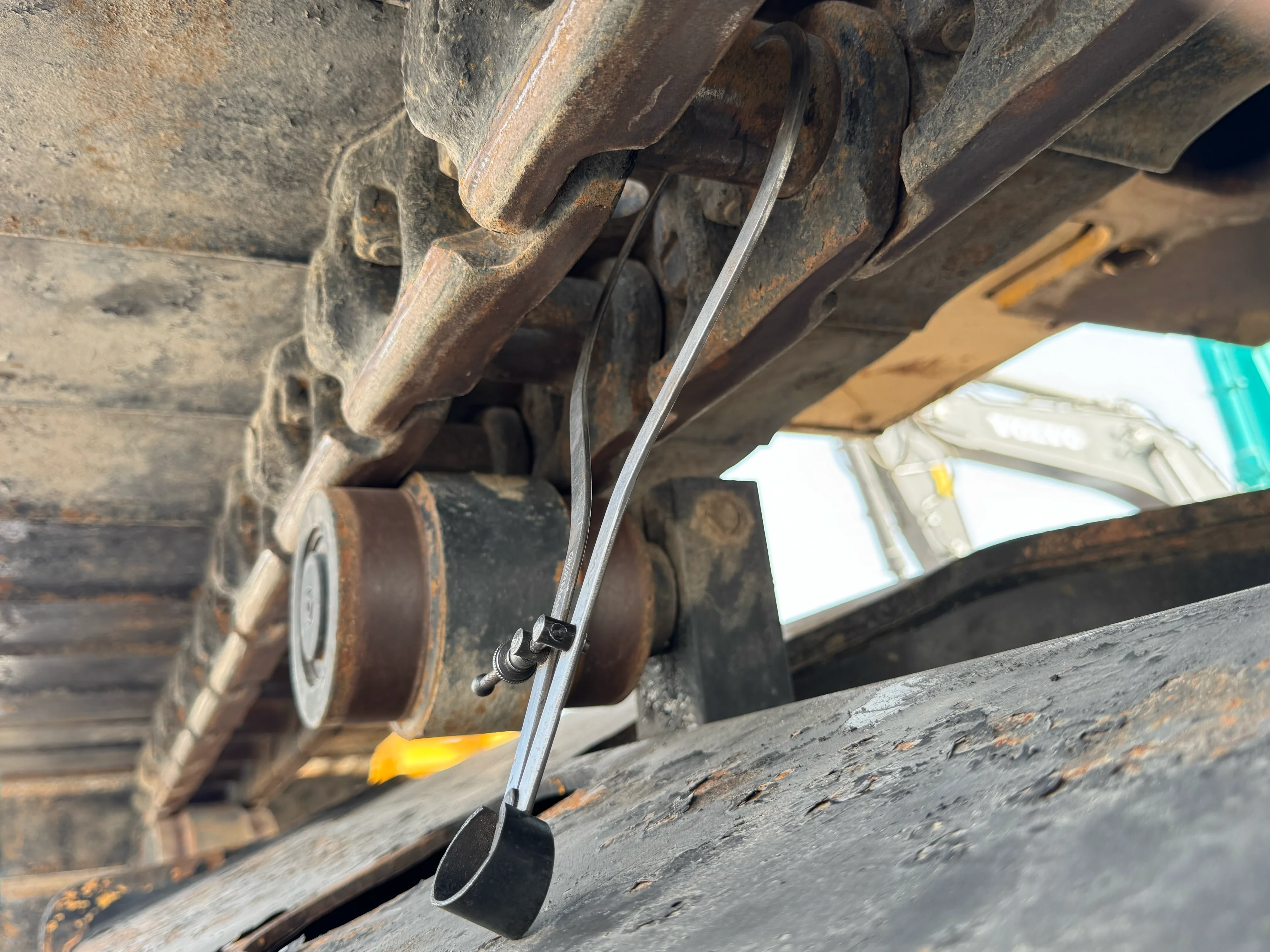 MDX-002-Cat-323D3-medium-excavator-inspection-undercarriage-left-track-chain-3