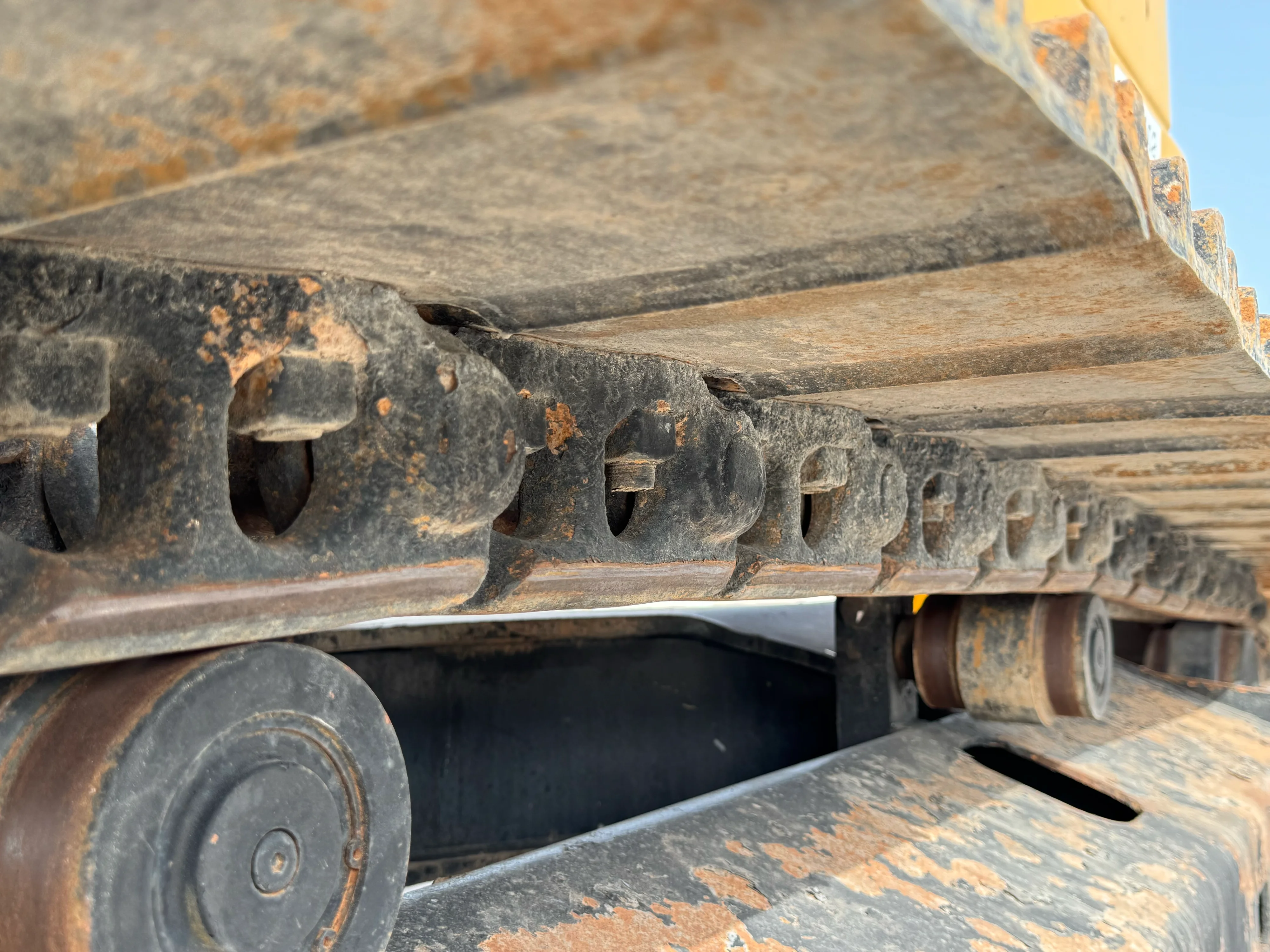 MDX-002-Cat-323D3-medium-excavator-inspection-undercarriage-right-track-chain-1