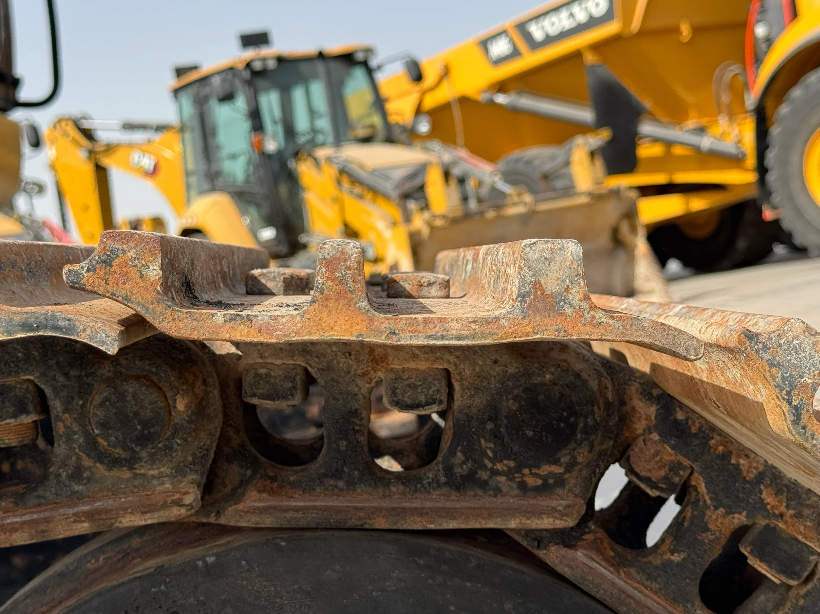 MDX-002-Cat-323D3-medium-excavator-inspection-undercarriage-right-track-shoes-2