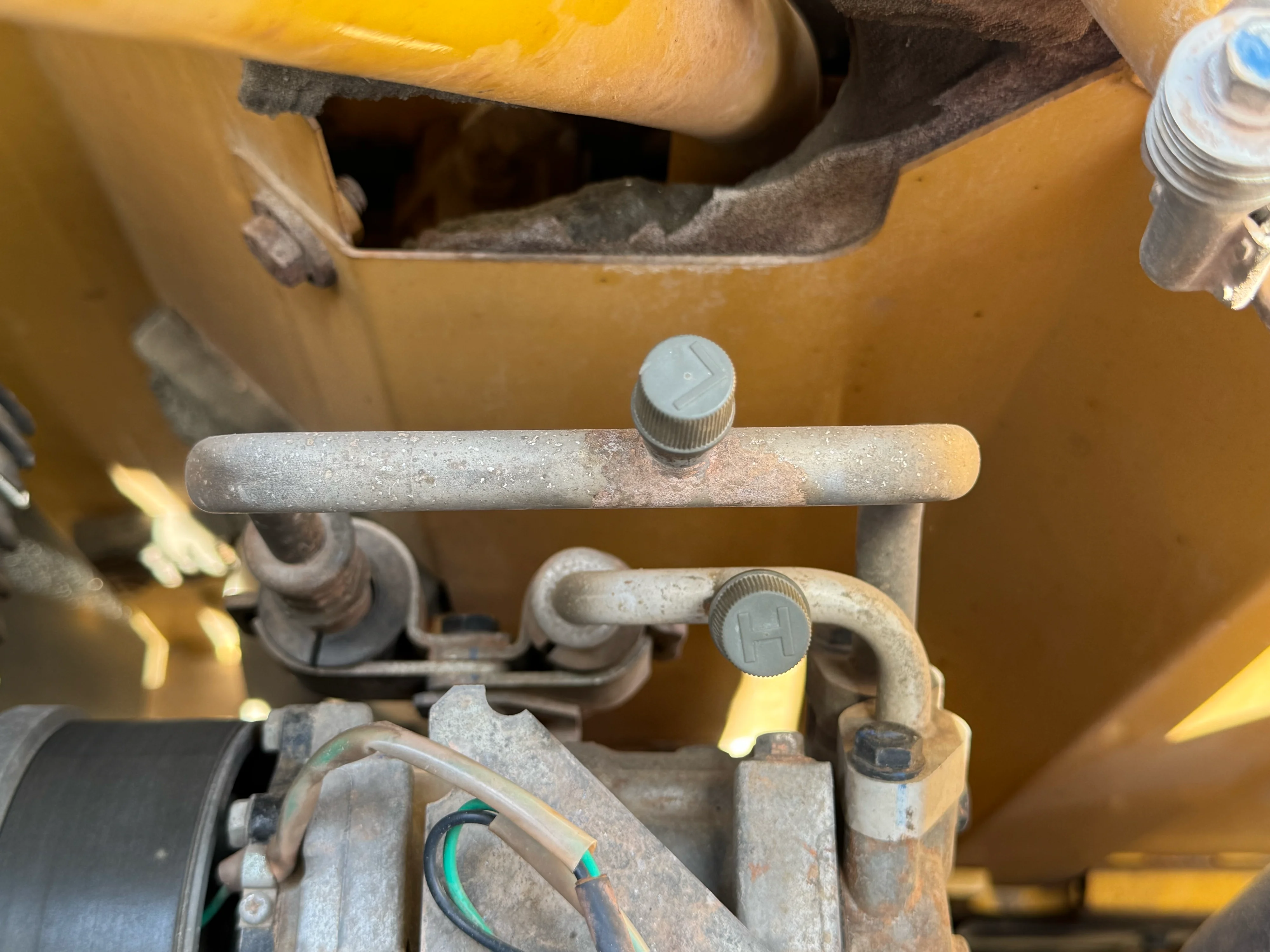 MDX-002-Cat-323D3-medium-excavator-inspection -air-conditioning-refrigerant-lines-1