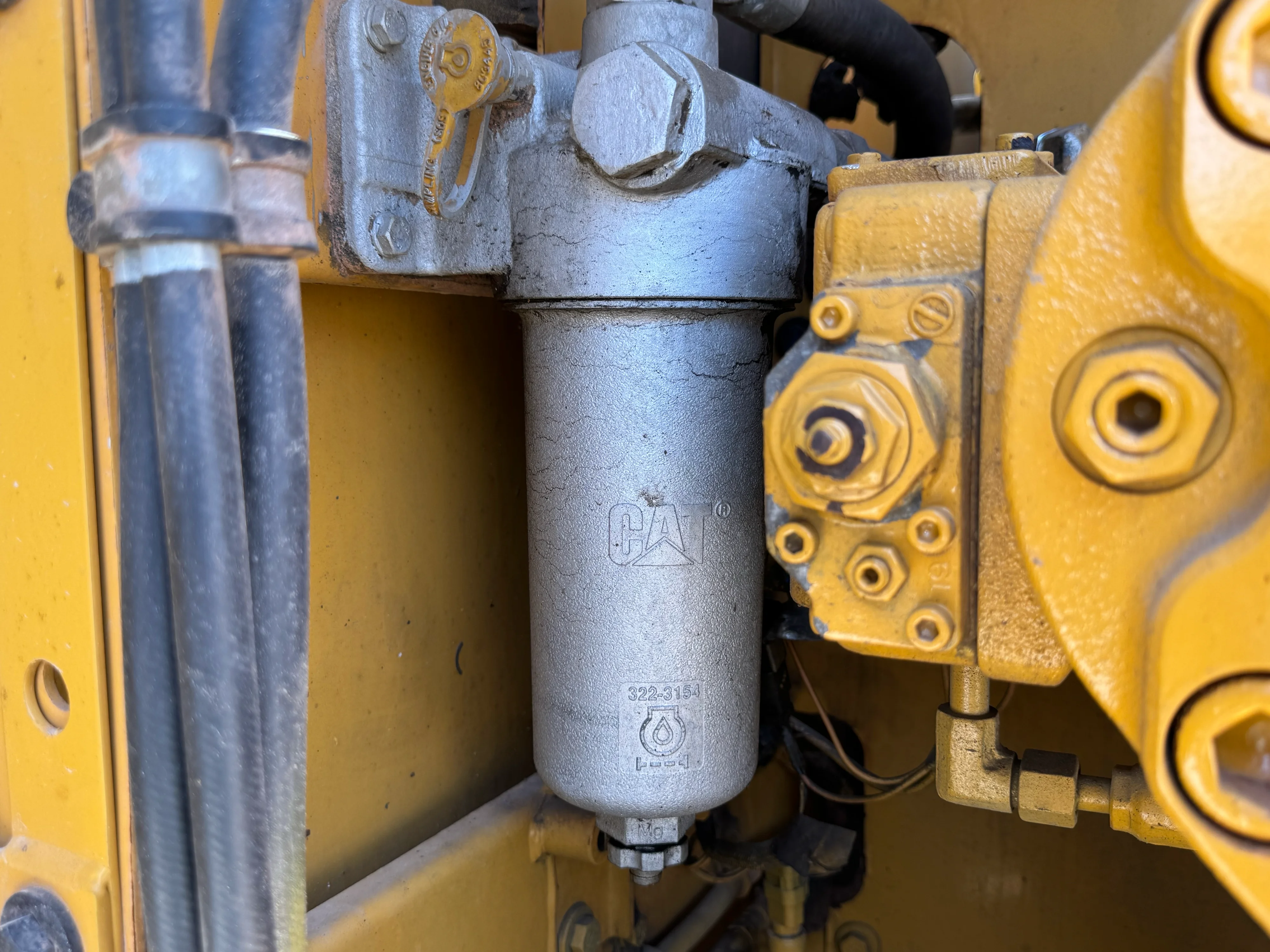 MDX-002-Cat-323D3-medium-excavator-inspection-engine-engine-oil-leaks-1