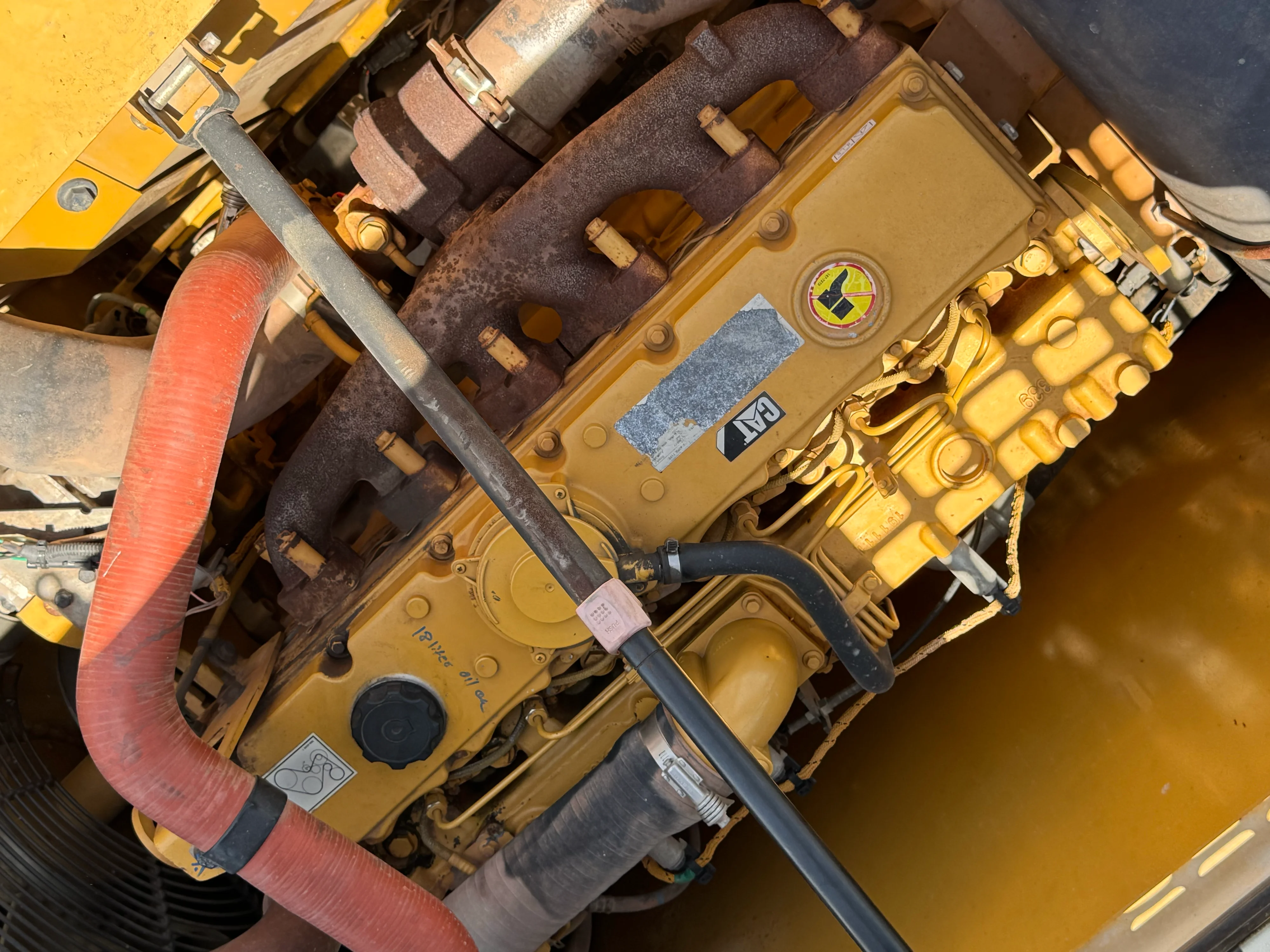 MDX-002-Cat-323D3-medium-excavator-inspection-engine-engine-oil-leaks-2