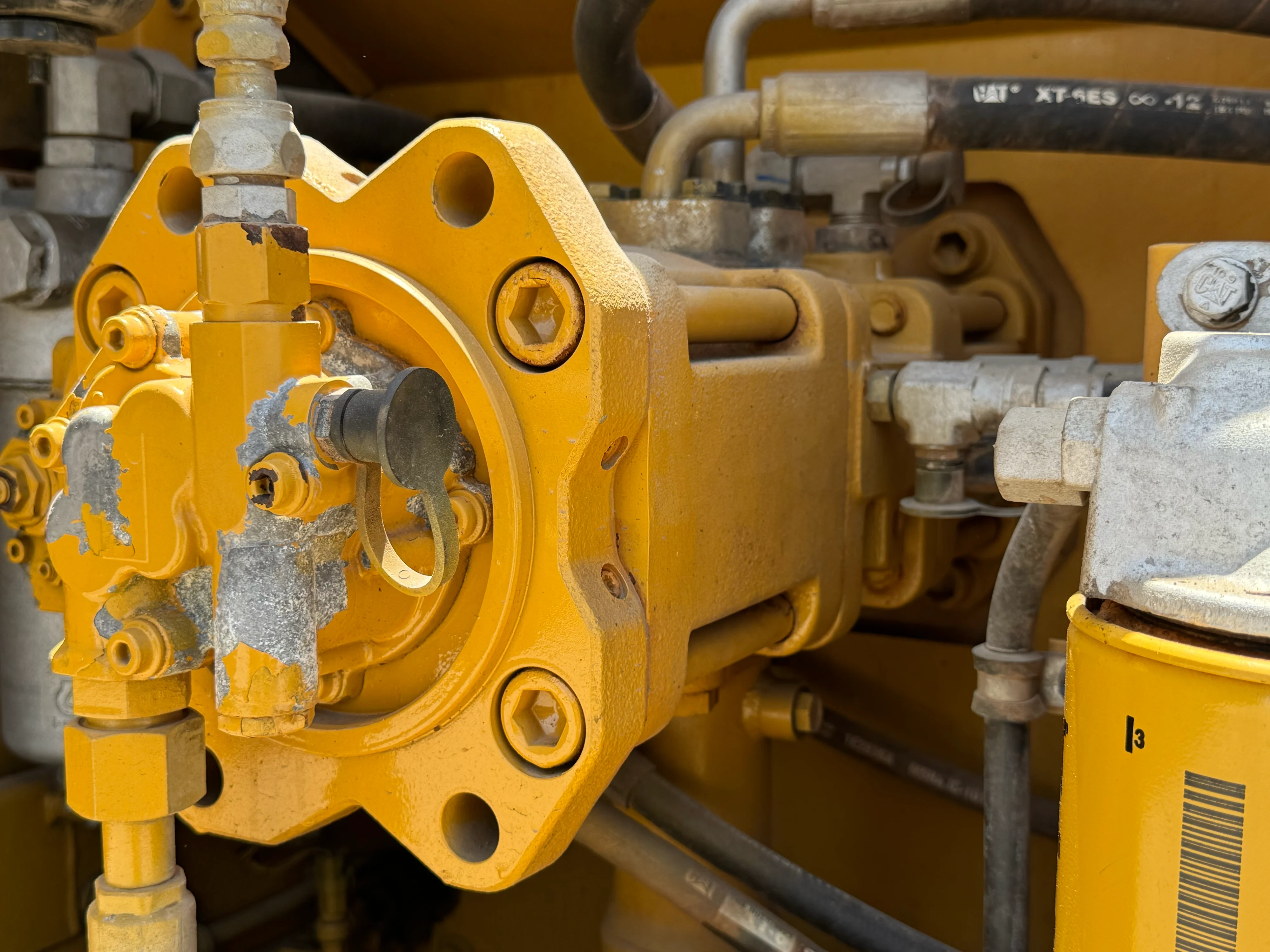 MDX-002-Cat-323D3-medium-excavator-inspection-hydraulics-hydraulic-pump-2