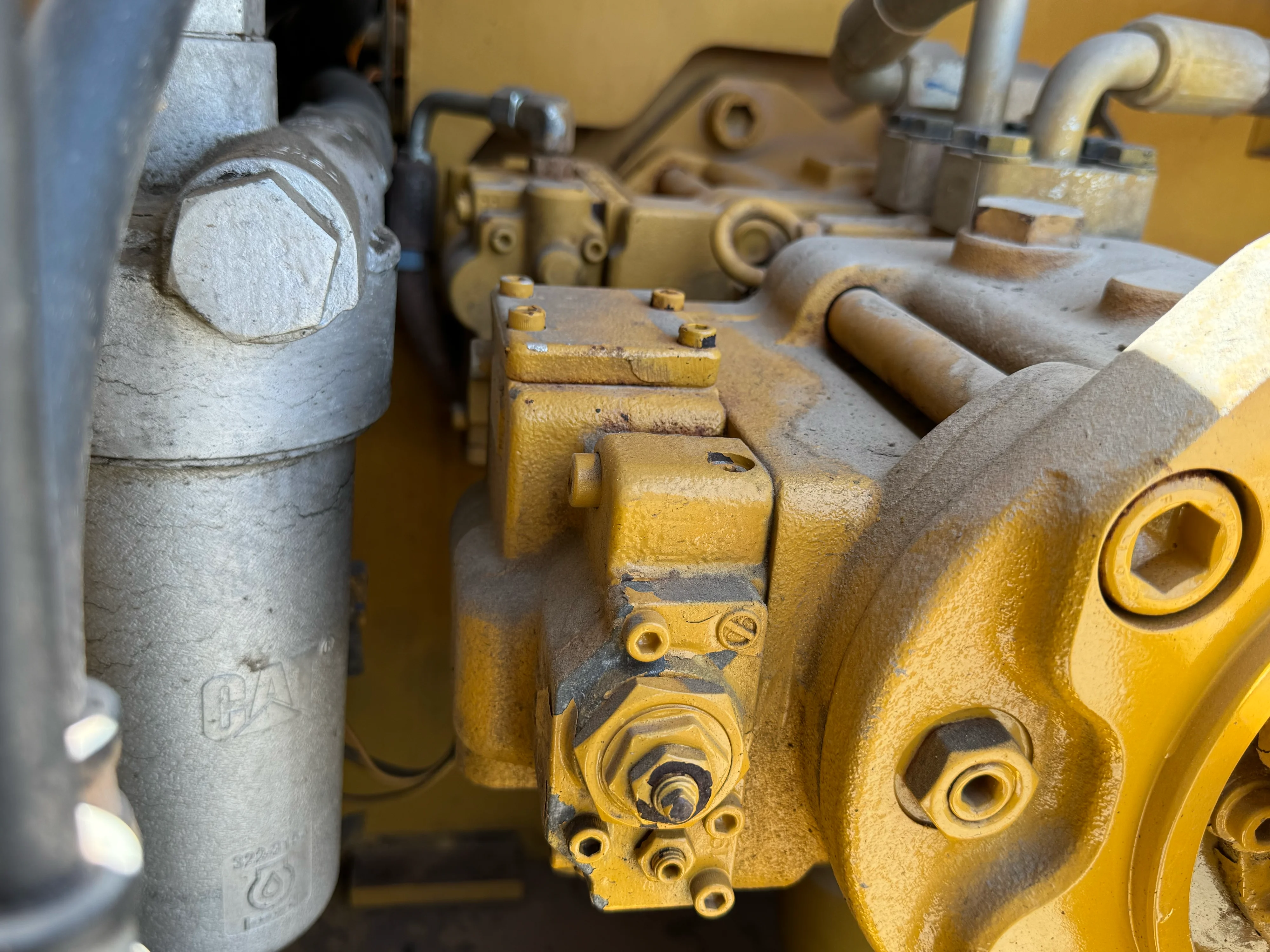 MDX-002-Cat-323D3-medium-excavator-inspection-hydraulics-hydraulic-pump-4